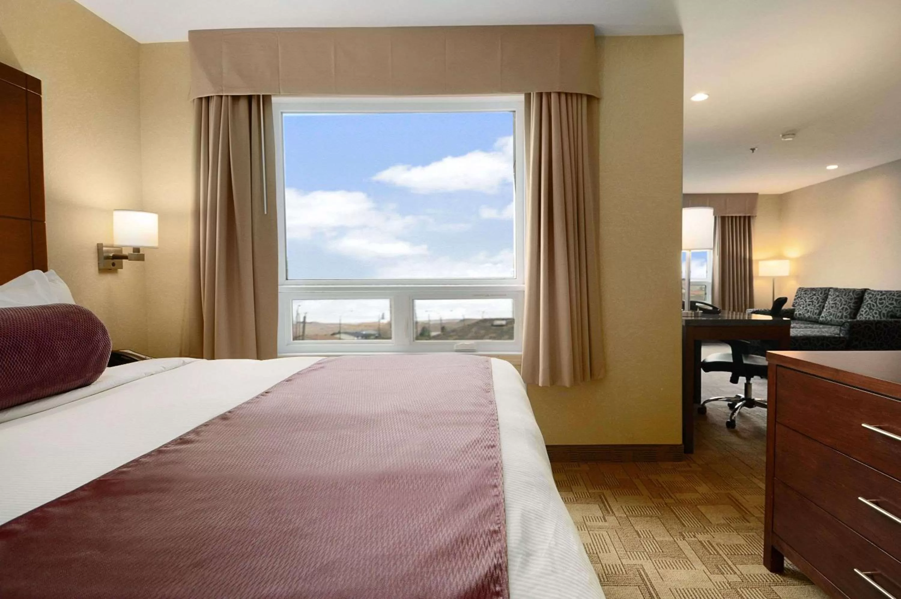 Photo of the whole room, Bed in Days Inn by Wyndham Regina Airport West