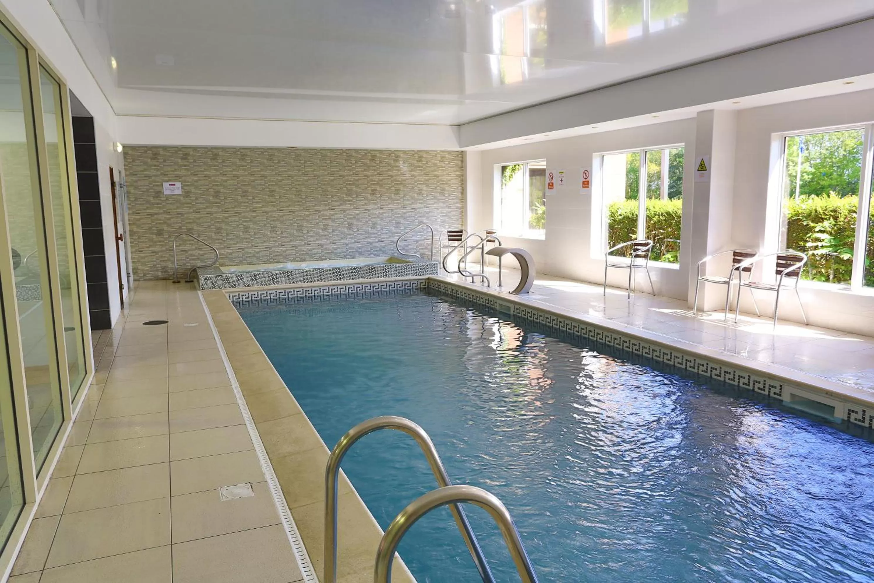 Swimming pool in Mercure Newcastle George Washington Hotel Golf & Spa