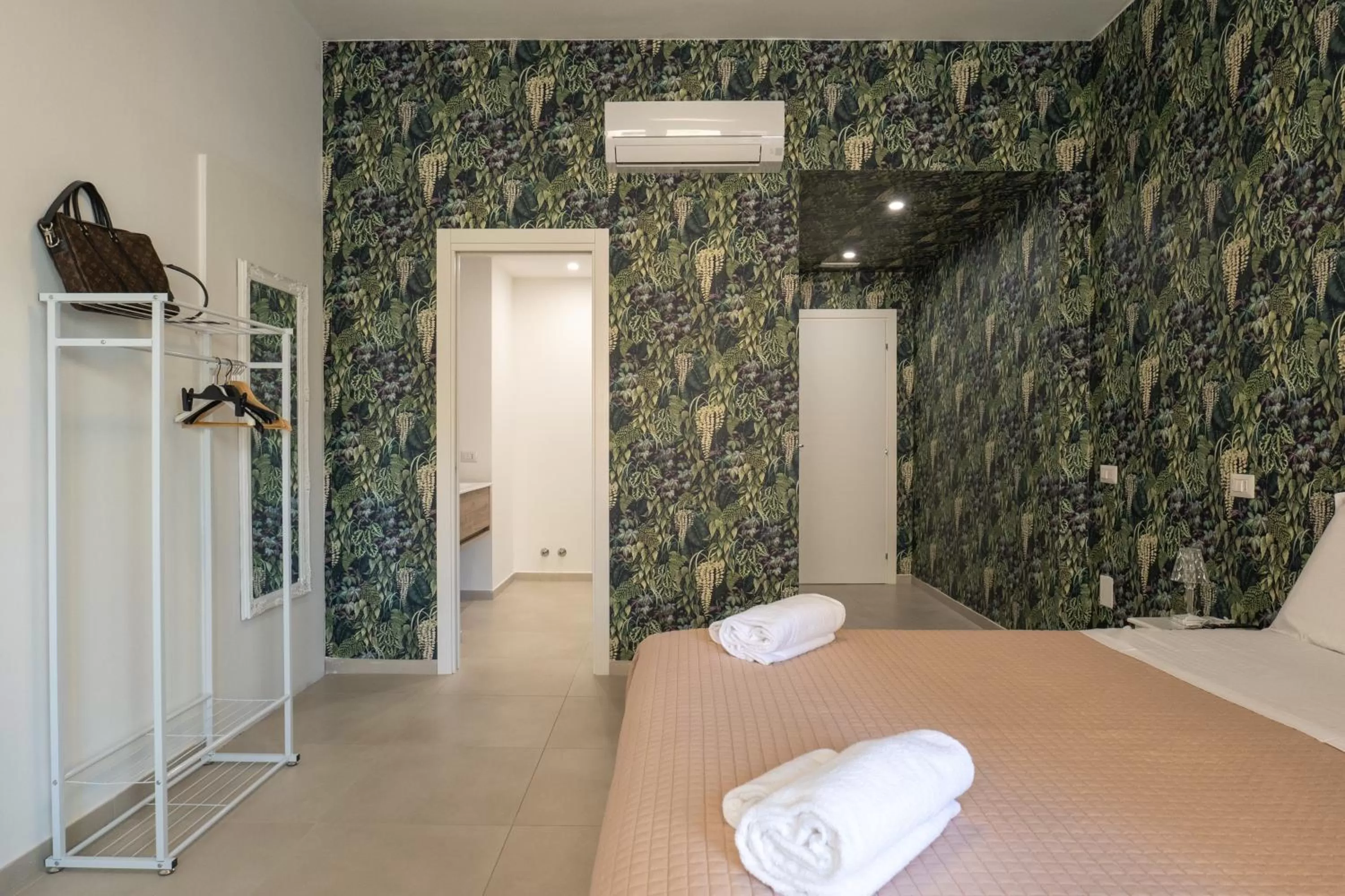 Bed in Relais Vittorio Veneto - Luxotel & Apartotel