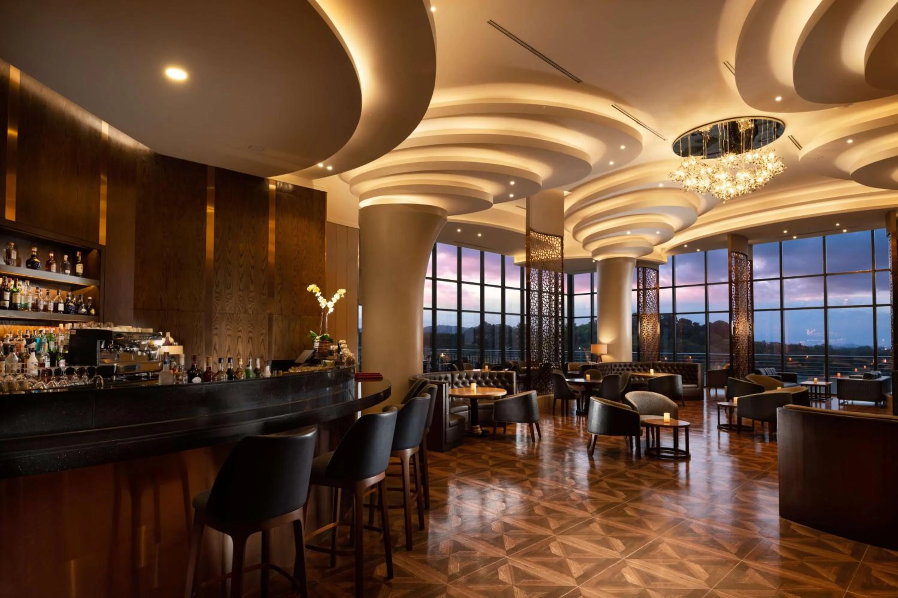 Lounge or bar in Hilton Clark Sun Valley Resort