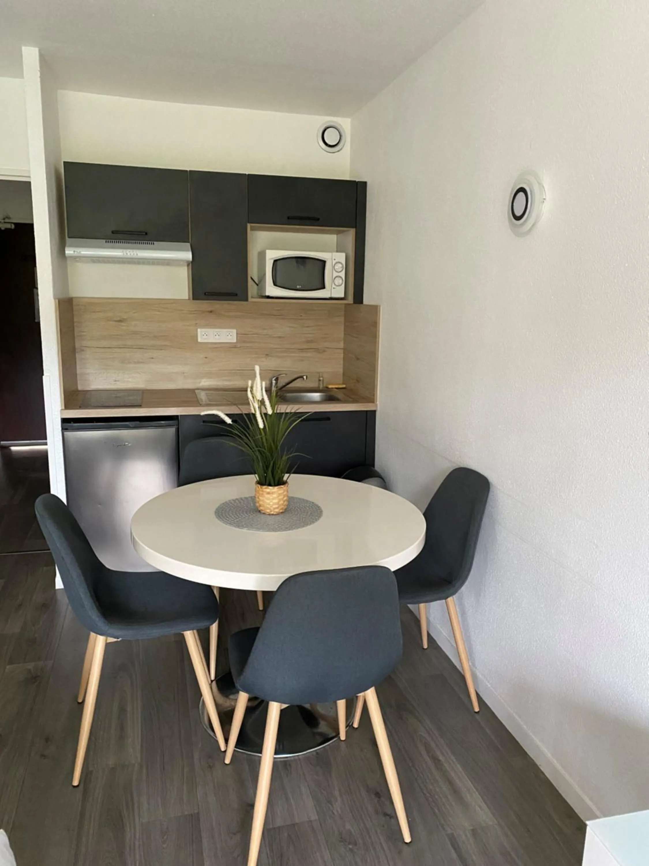 Bedroom in Hotel Résidence Anglet Biarritz-Parme