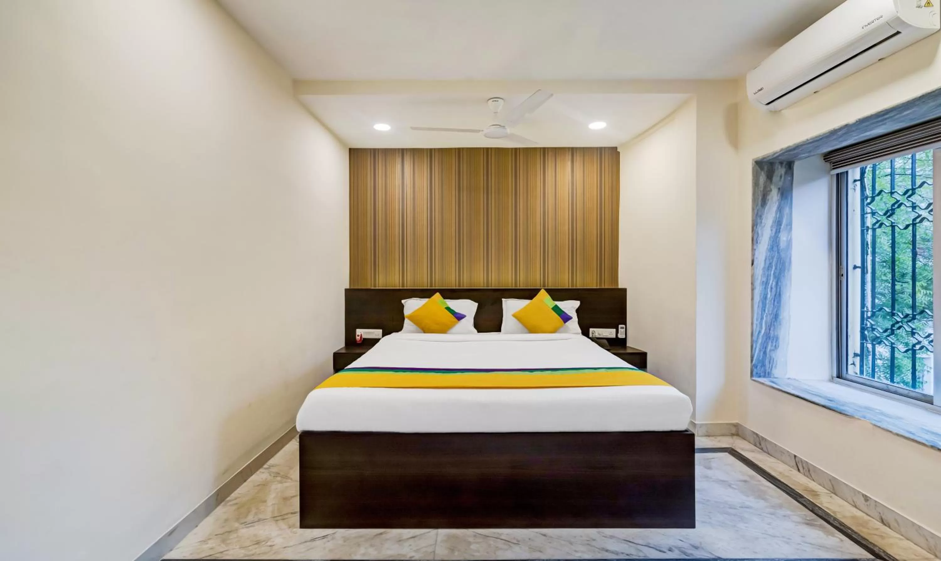 Bedroom, Bed in Itsy Hotels Neeranand Plaza, Bhawanipur