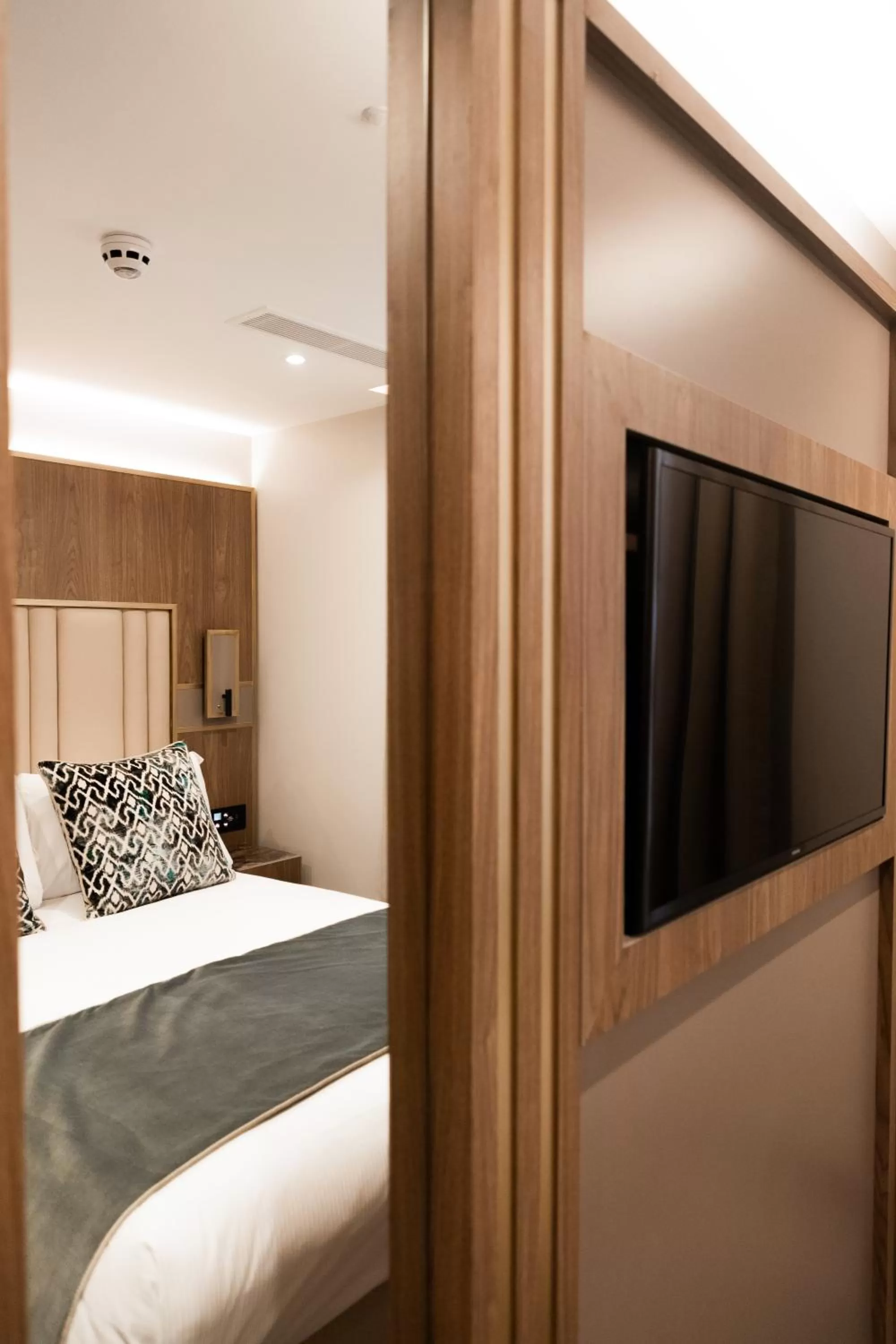 TV and multimedia, Bed in Merit Kensington Hotel