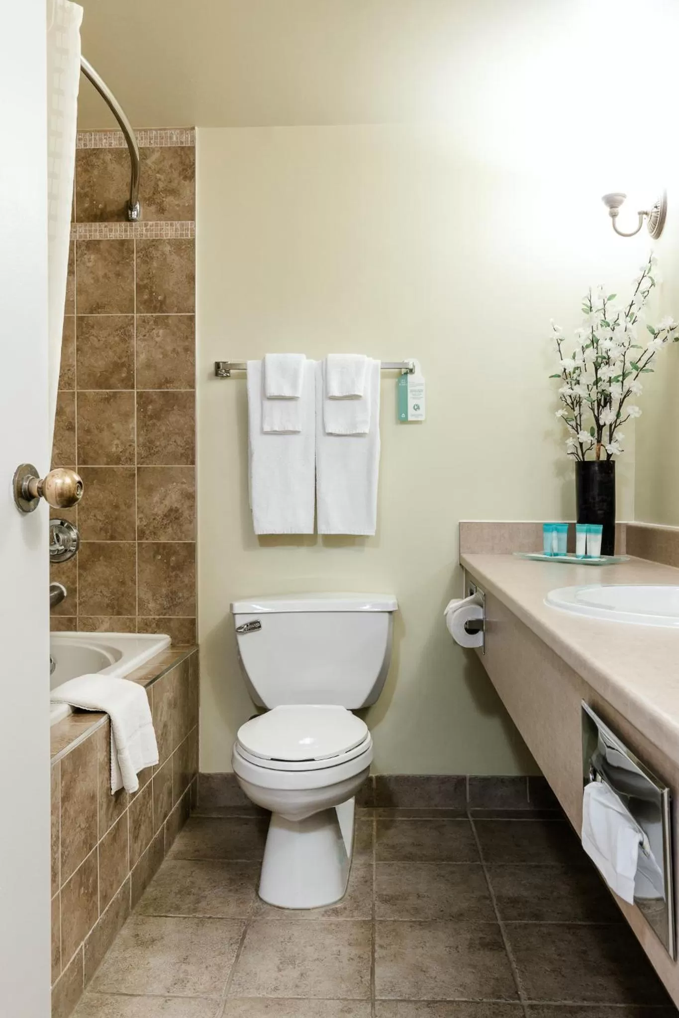 Bathroom in WelcomINNS Ottawa