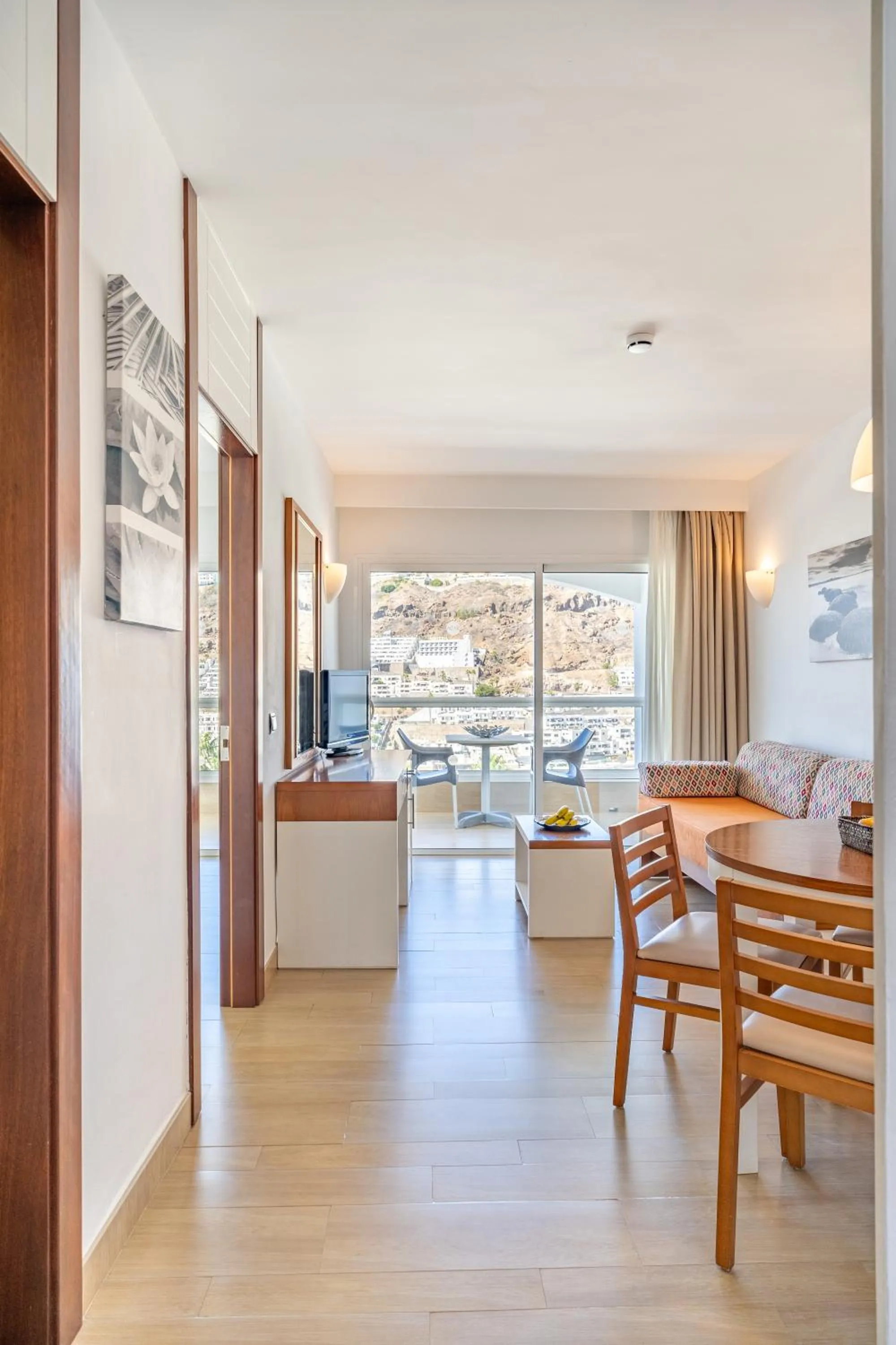 TV and multimedia in Apartamentos Cabau Altair