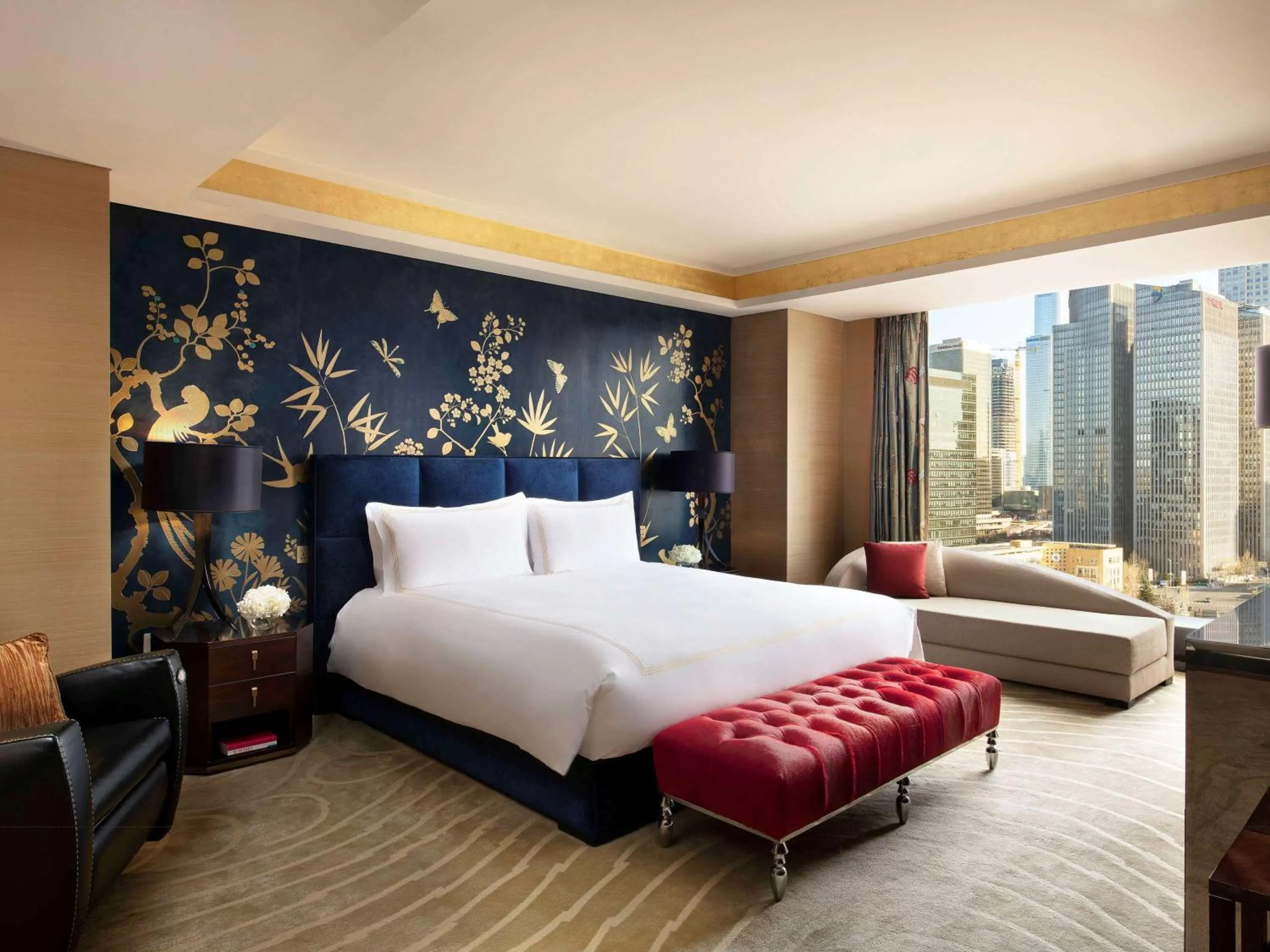 Photo of the whole room, Bed in Fairmont Beijing - 20 minutes to Forbidden City by metro