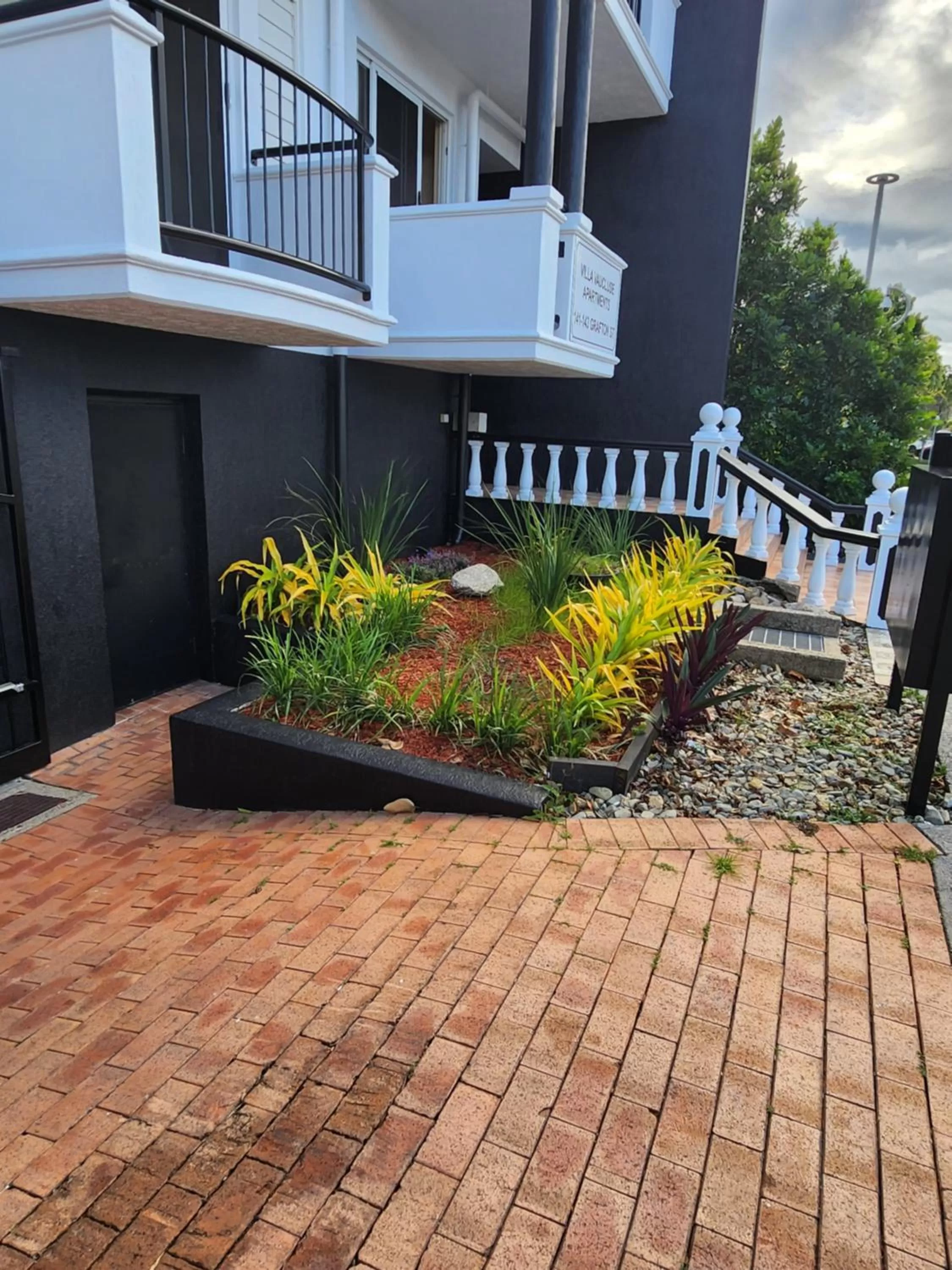 Garden in Villa Vaucluse Apartments