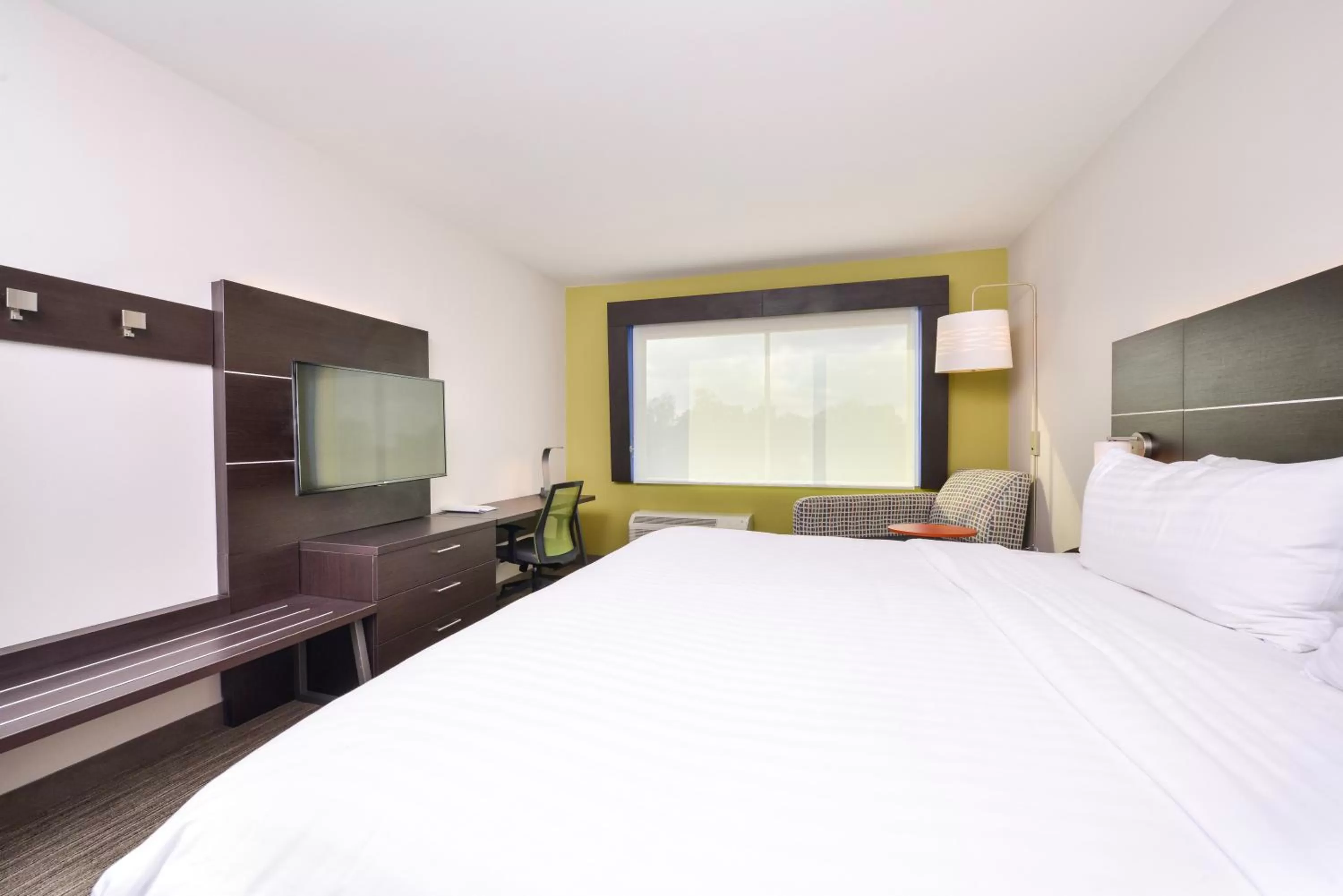 Photo of the whole room, Bed in Holiday Inn Express Donaldsonville by IHG