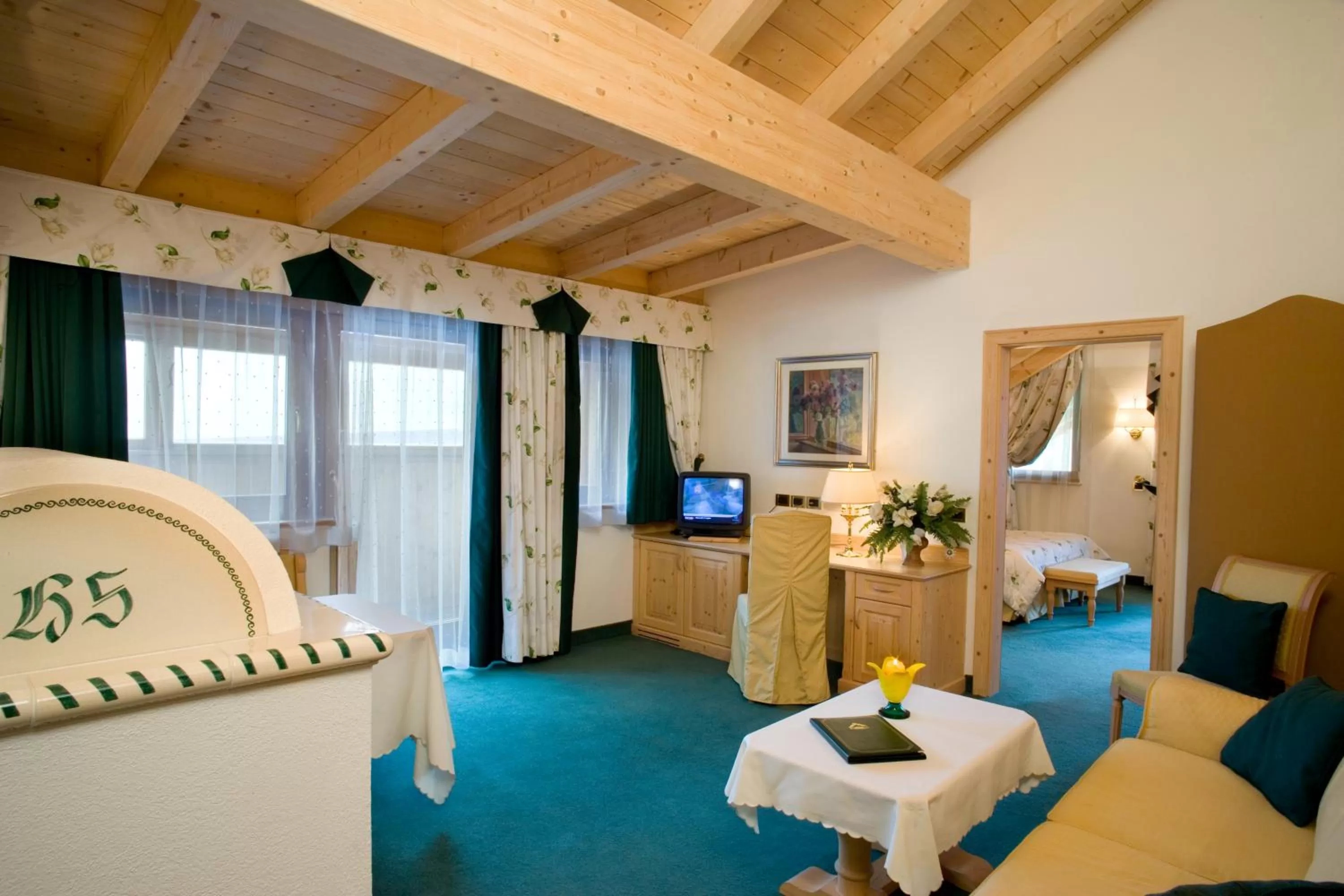 Living room, Bed in Hotel Sassongher