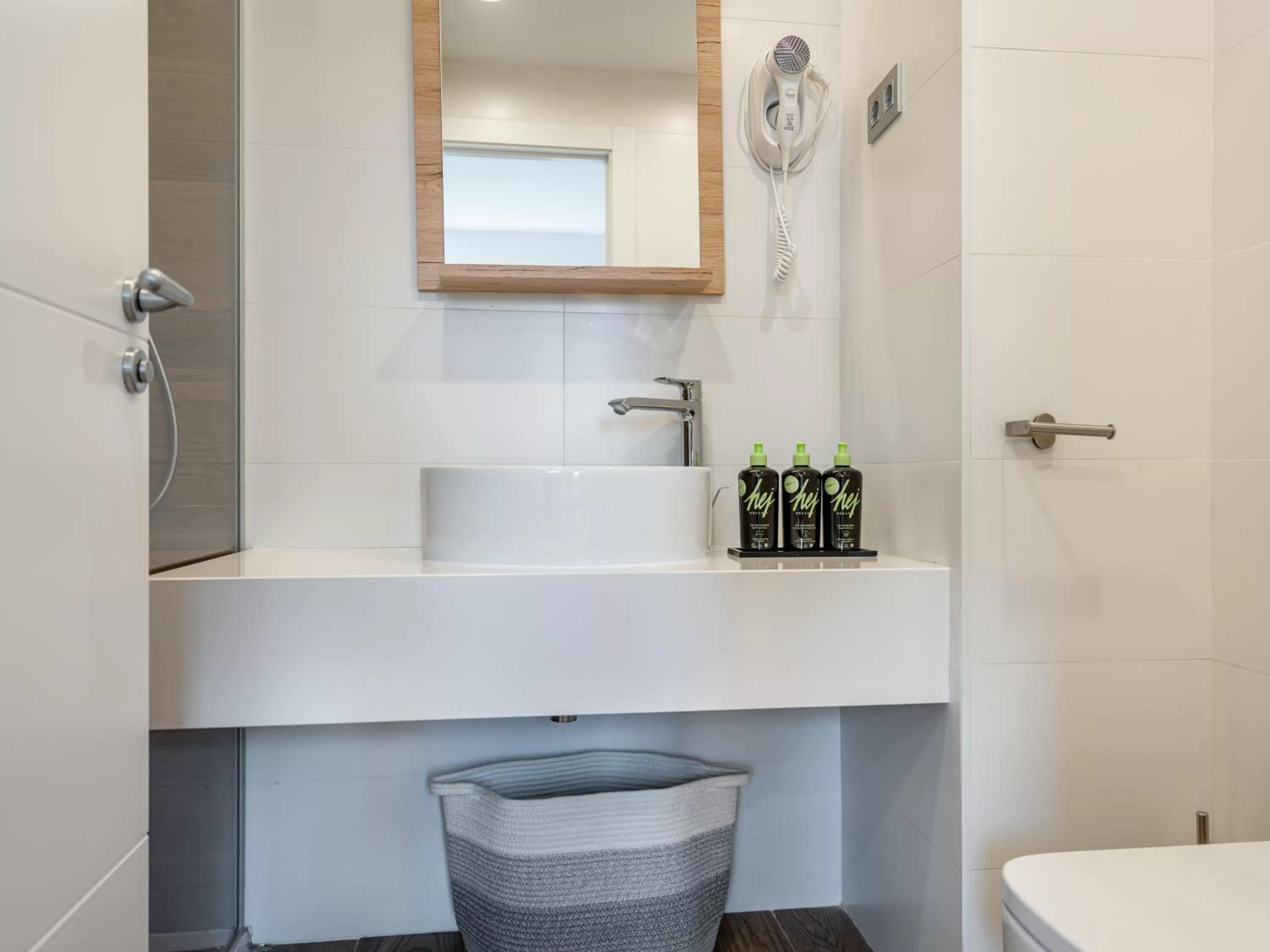 Bathroom in Limehome Barcelona Carrer de Fontcoberta - Digital Access