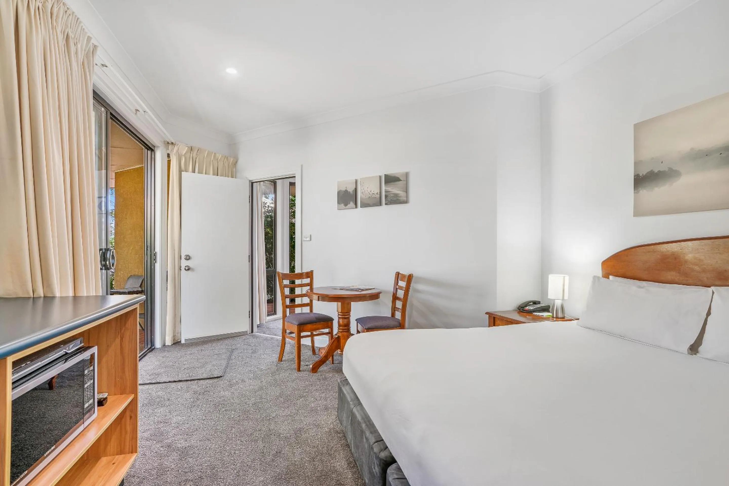Property building, Bed in Leisure Inn Pokolbin Hill