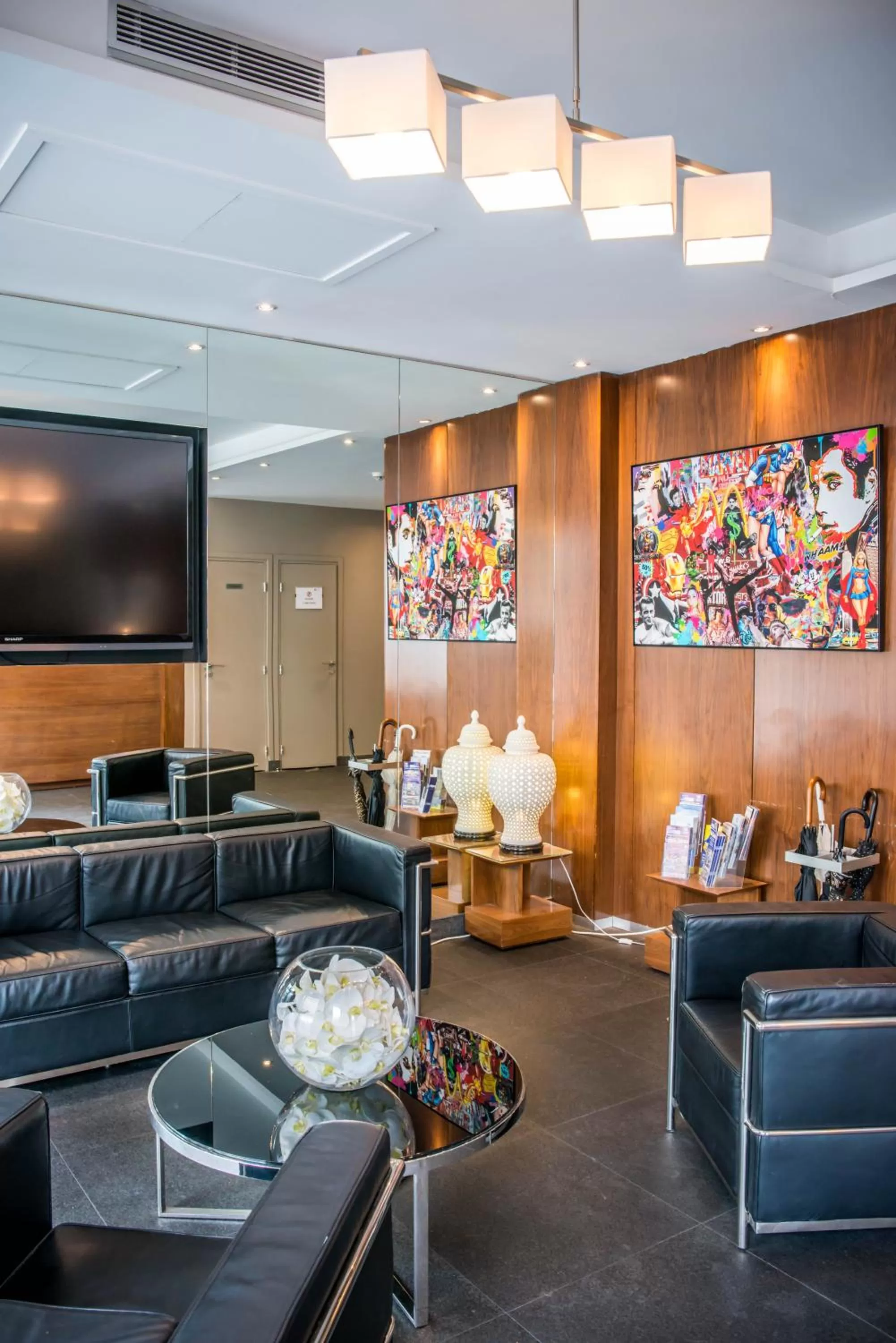 Communal lounge/ TV room in Art Hotel Eiffel