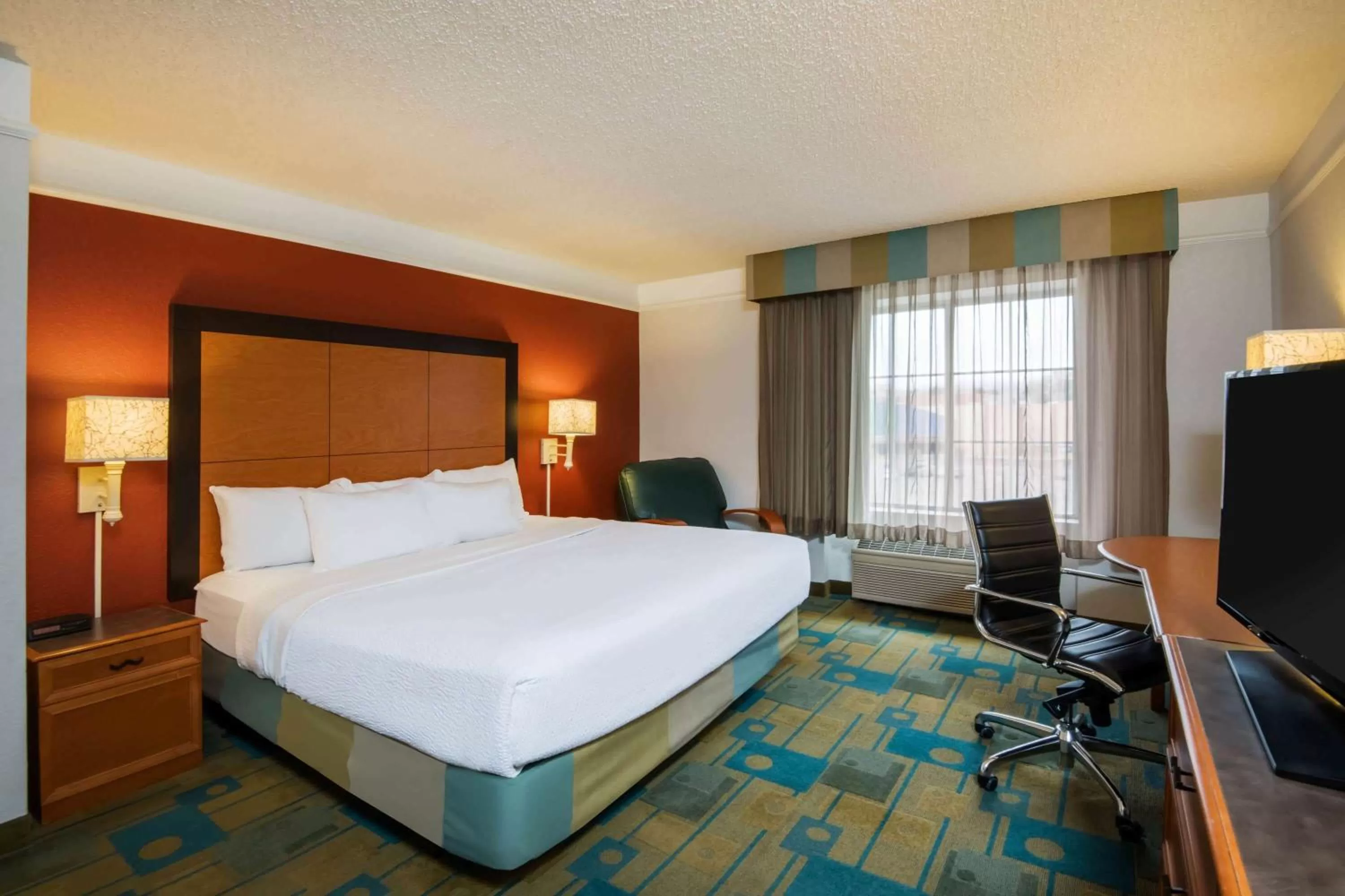 Photo of the whole room, Bed in La Quinta by Wyndham Colorado Springs South Airport