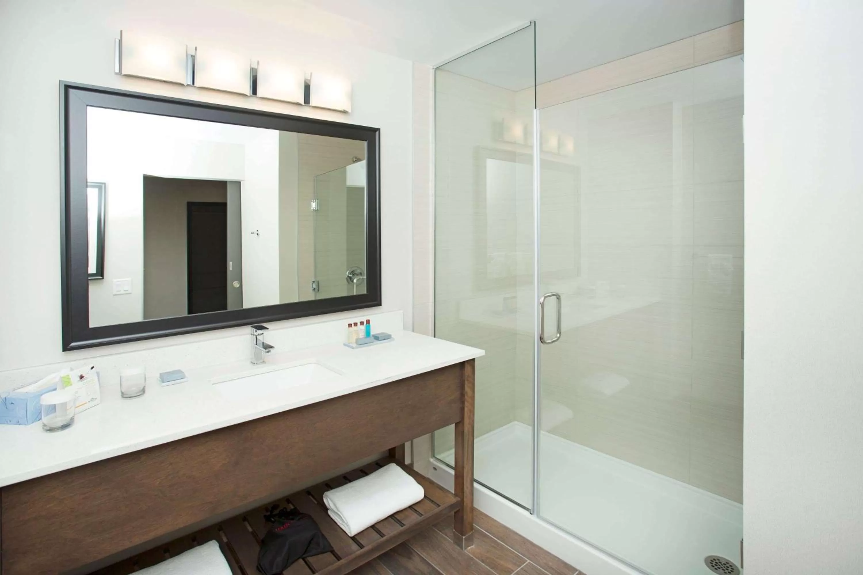 Photo of the whole room in Wingate by Wyndham Calgary Airport