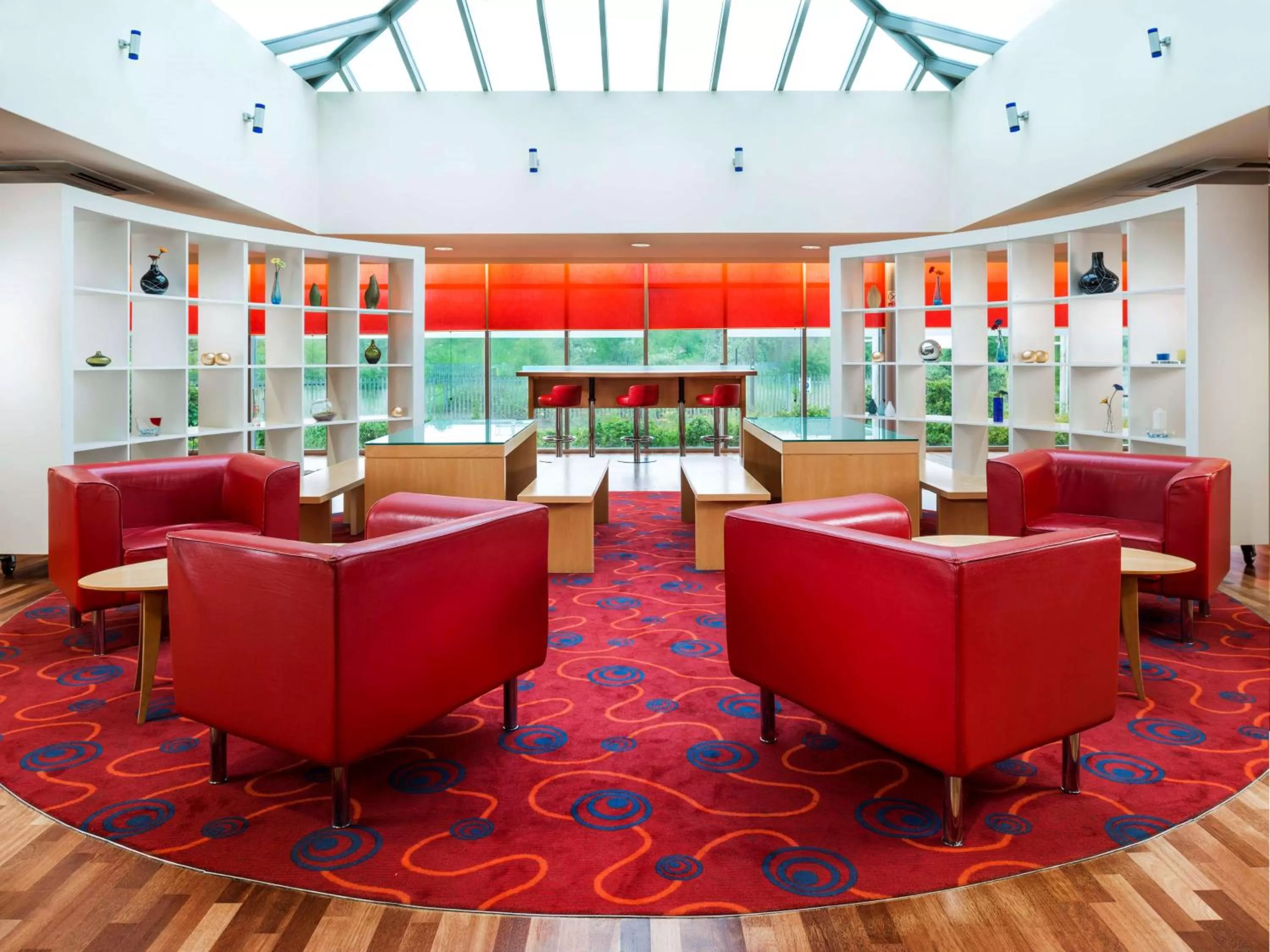 Lounge or bar in Park Inn by Radisson Birmingham Walsall