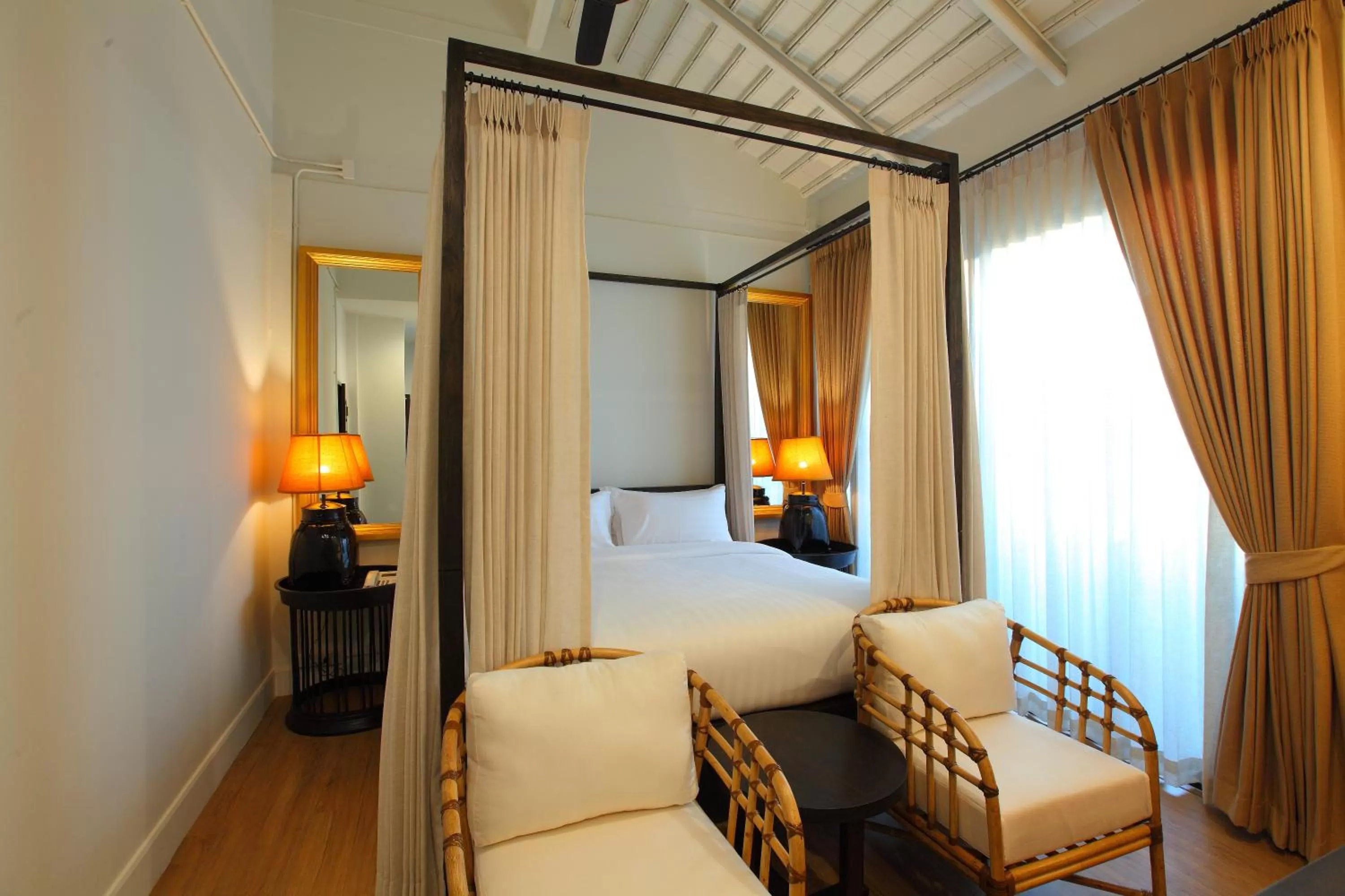 Photo of the whole room, Bed in 99 The Gallery Hotel