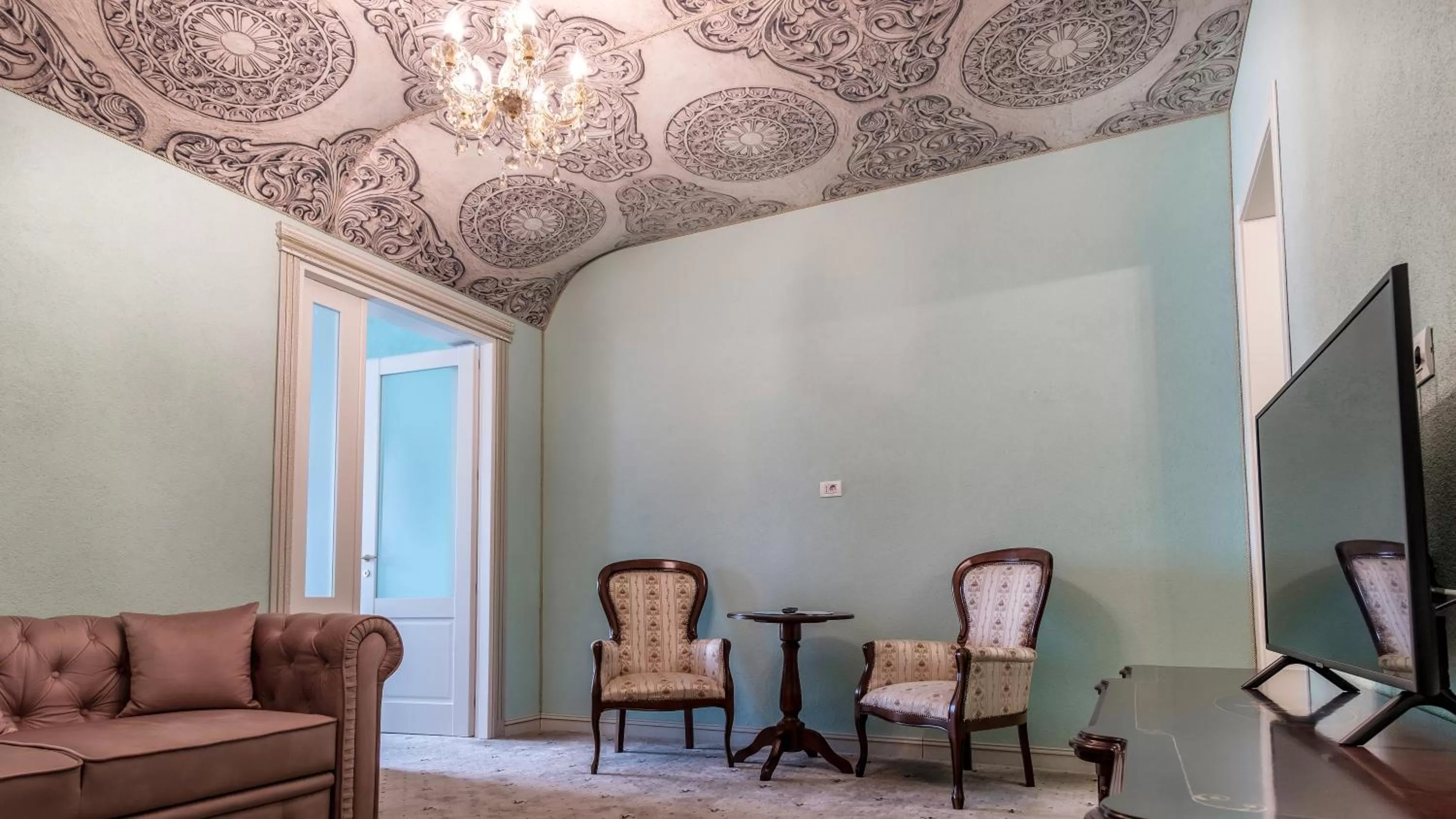 Living room in JMR Royal -Luxury Rooms & Private Sauna