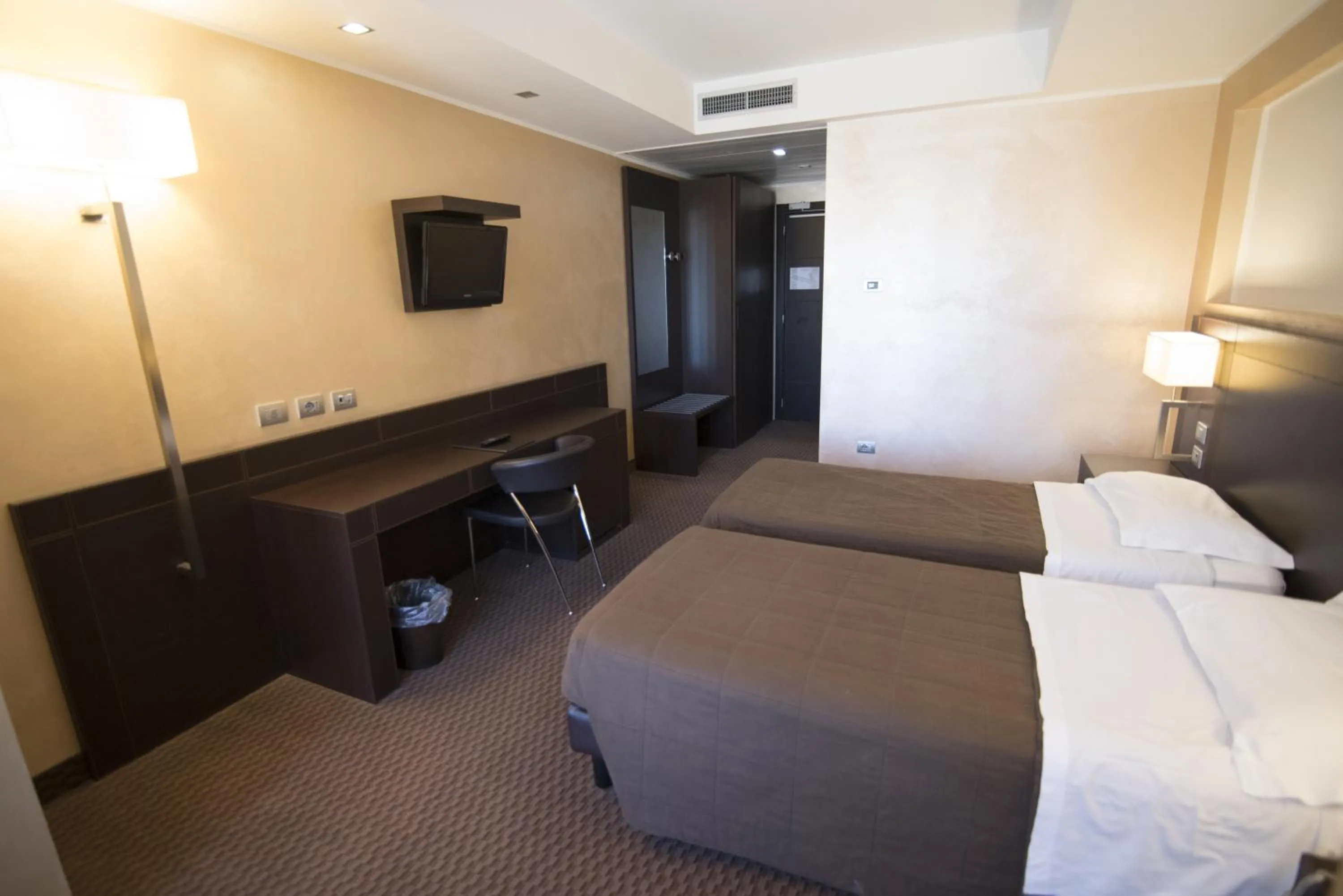 Photo of the whole room, Bed in E' Hotel