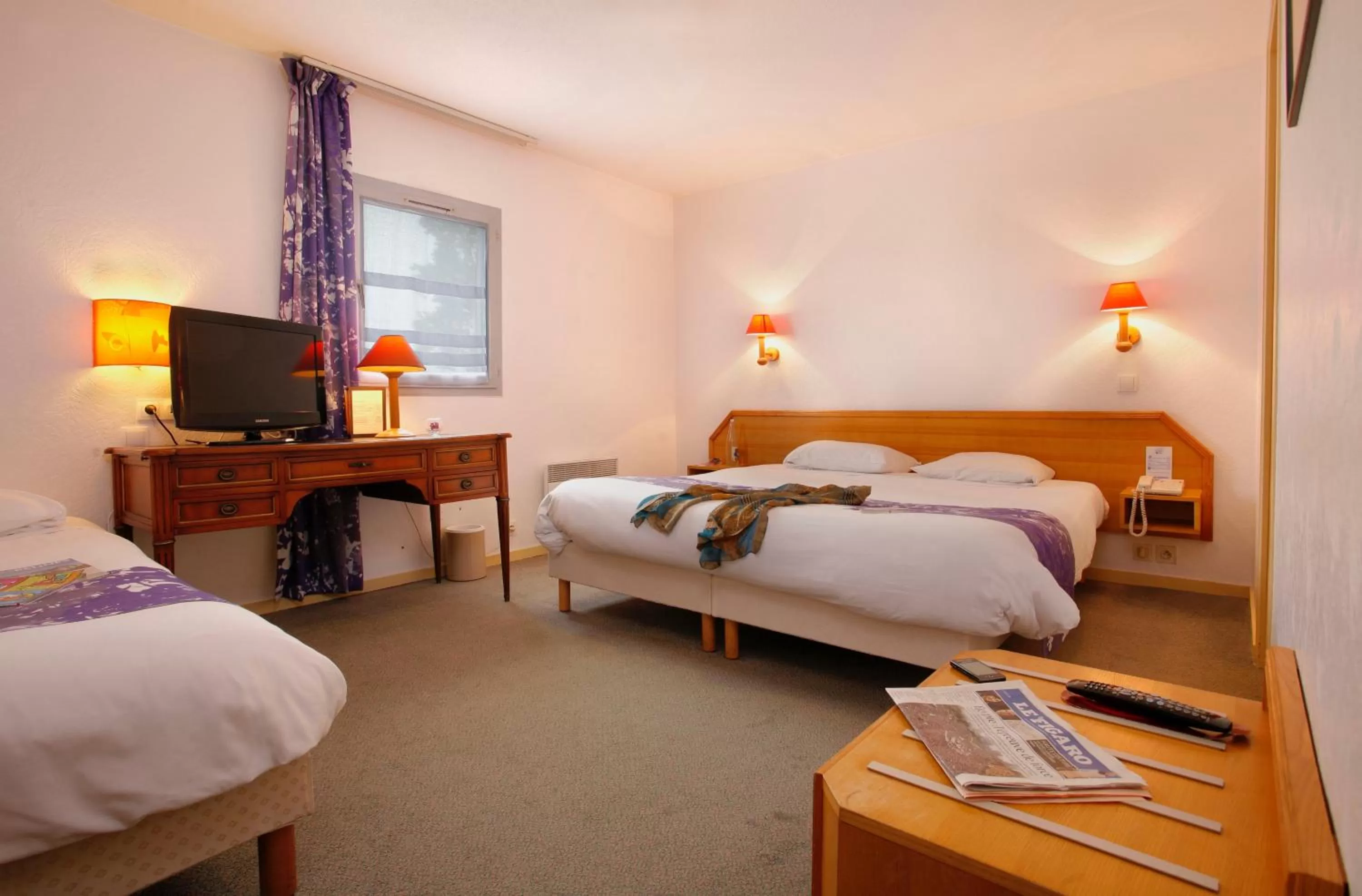 Photo of the whole room, Bed in Hôtel Novalis Quimperlé