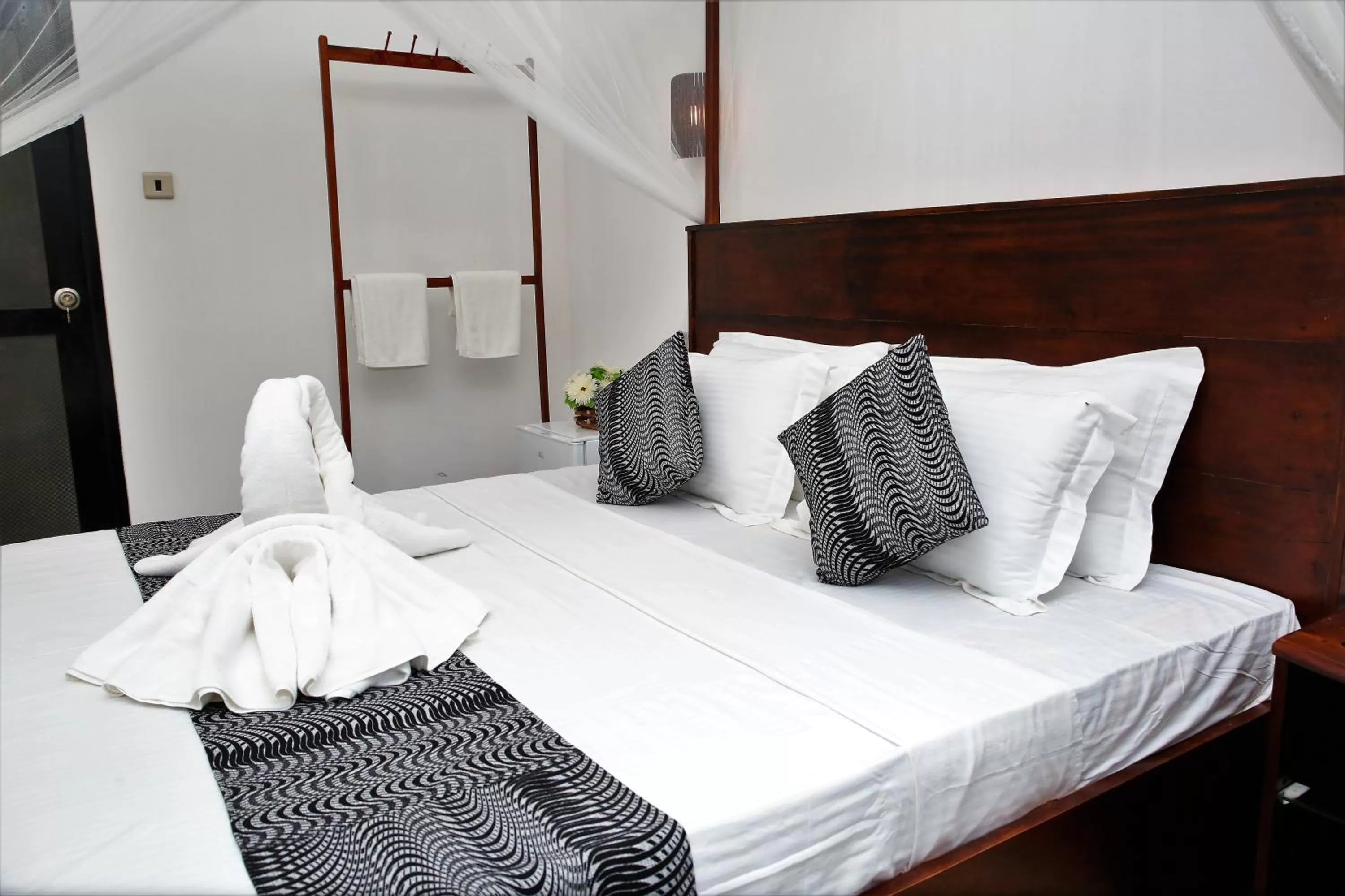 Bedroom, Bed in Sky Mountain Café with seaview