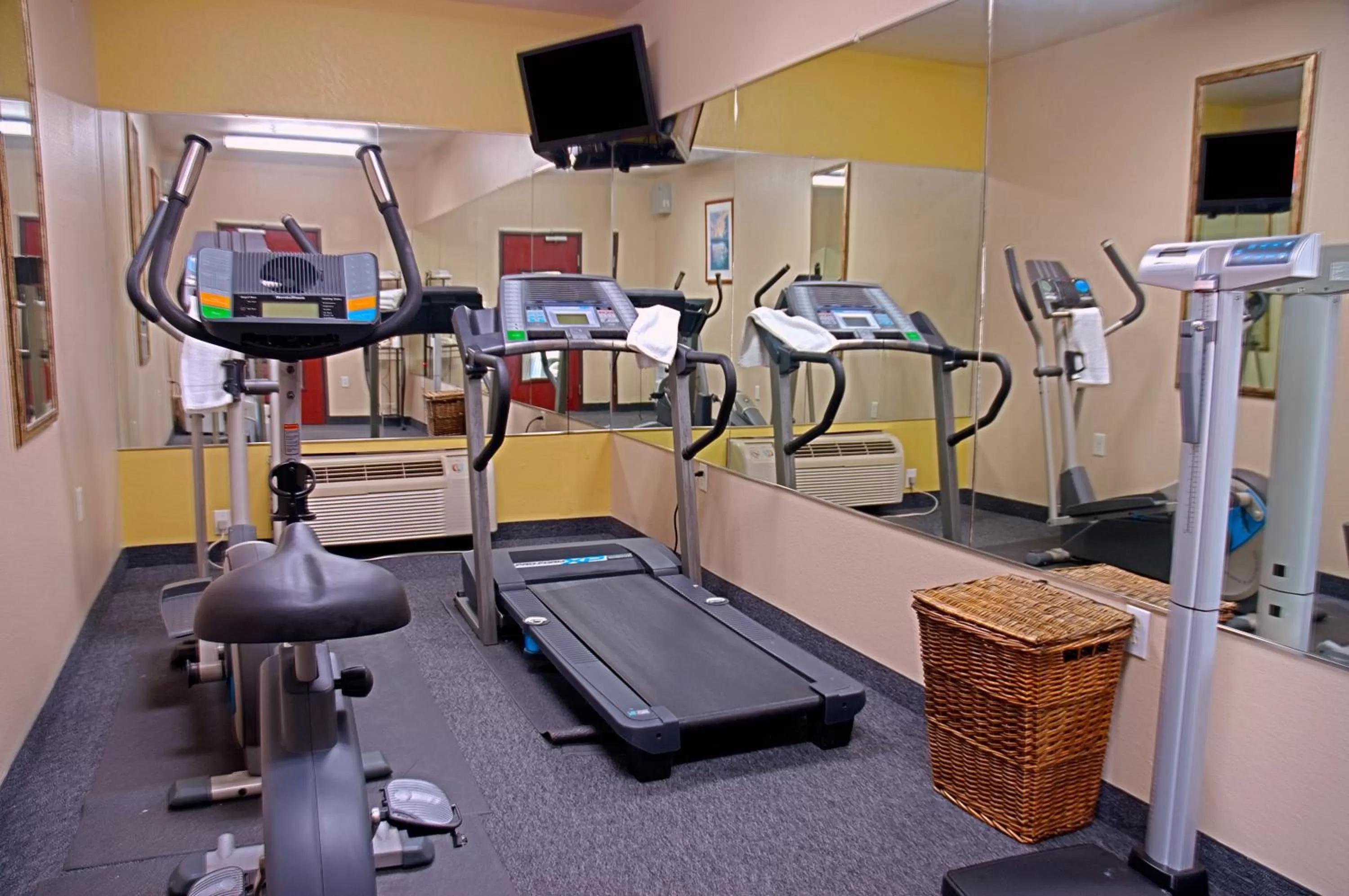 Fitness centre/facilities in Super 8 by Wyndham Irving/DFW Apt/North
