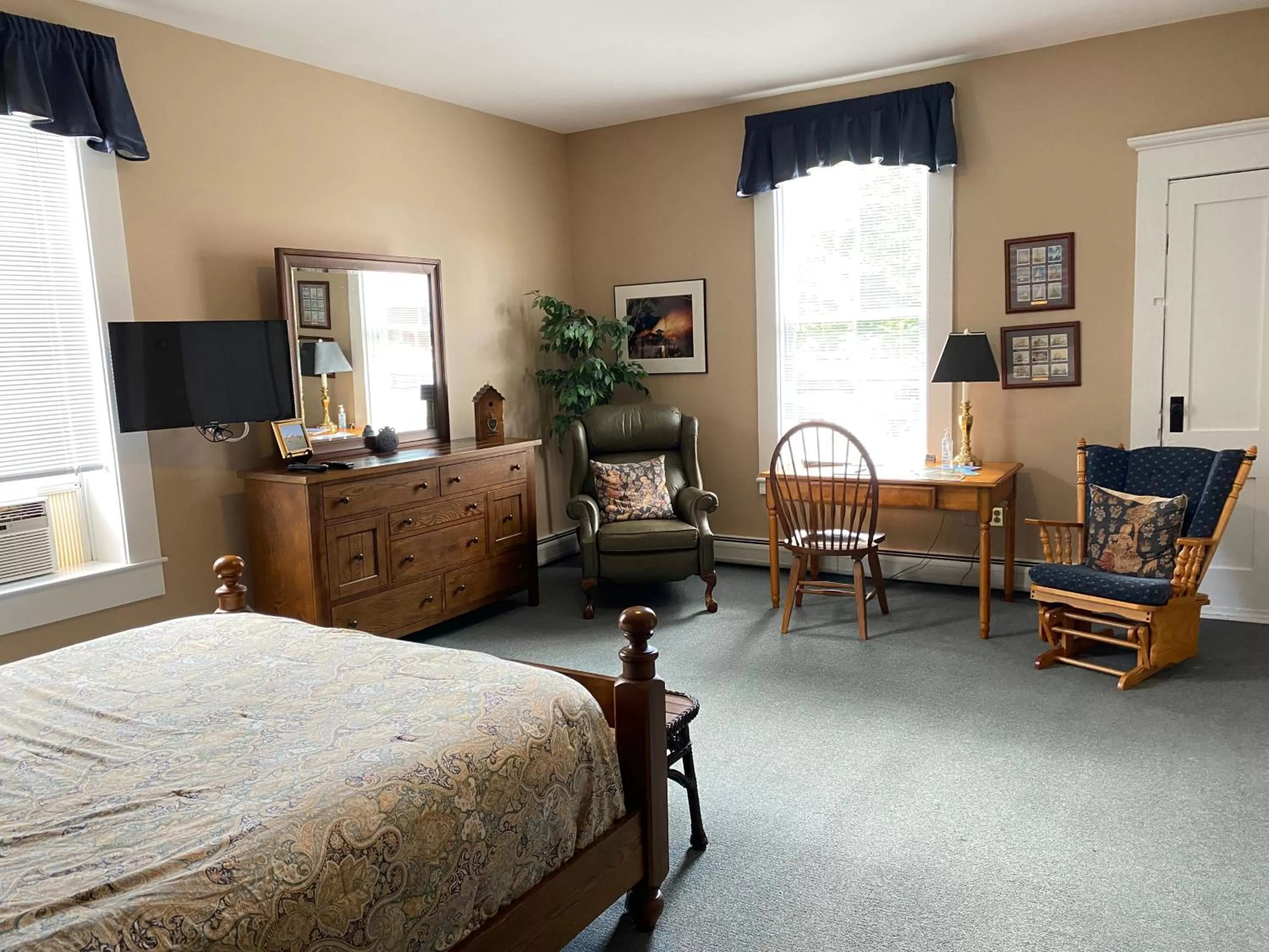 Photo of the whole room in Bristol Suites