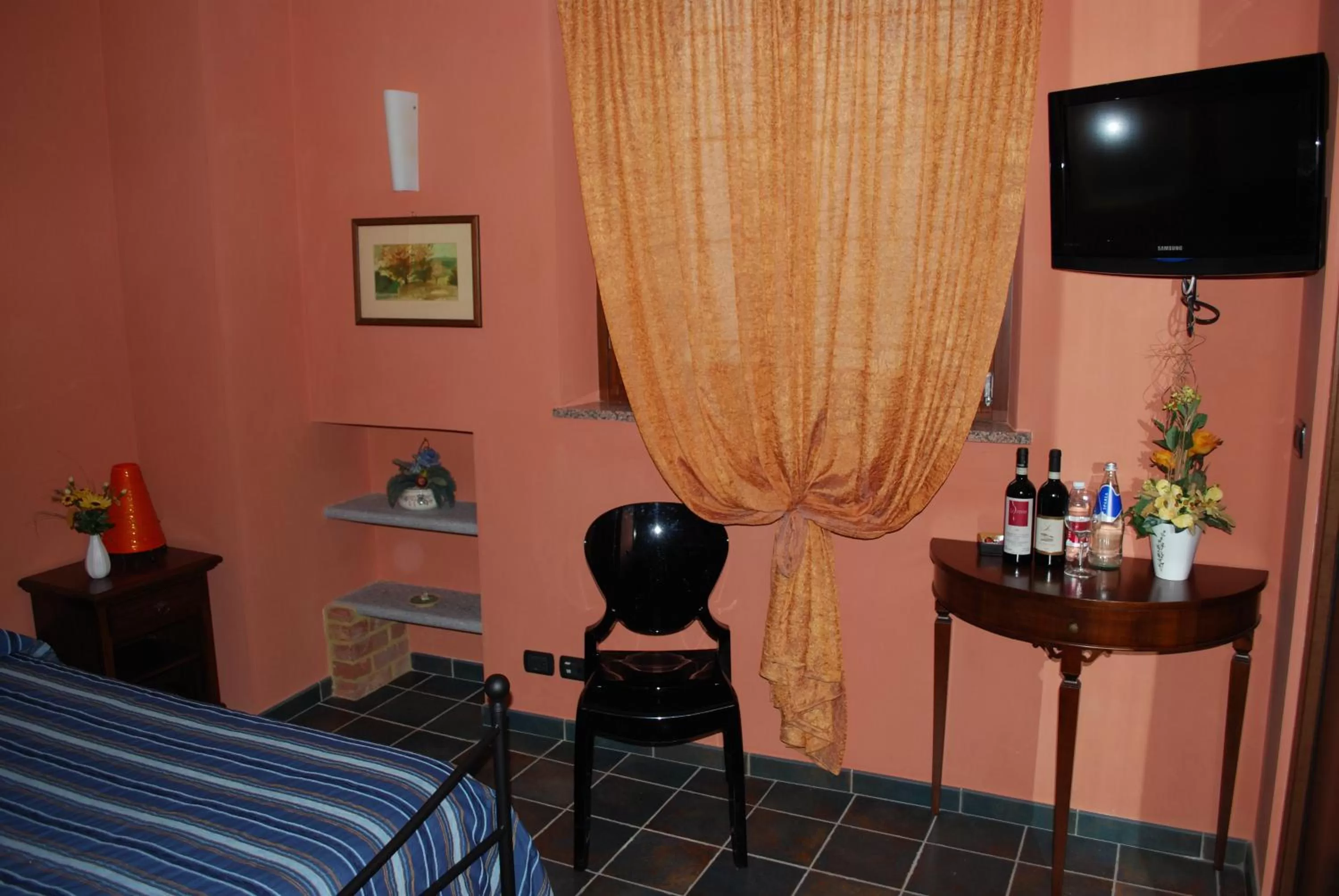 Decorative detail, TV/Entertainment Center in L'Angolo di Rosina