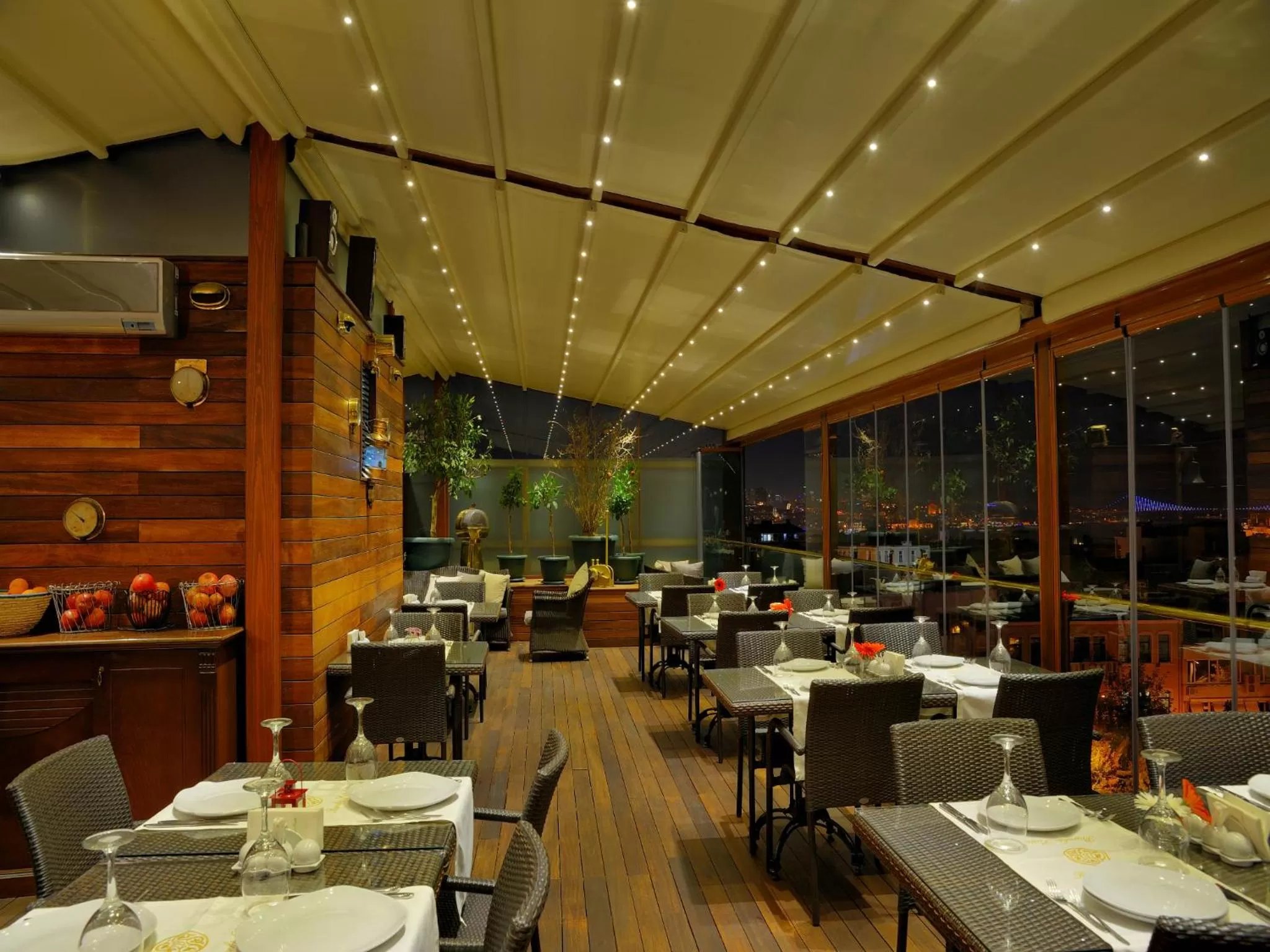 Restaurant/places to eat in Burckin Hotel