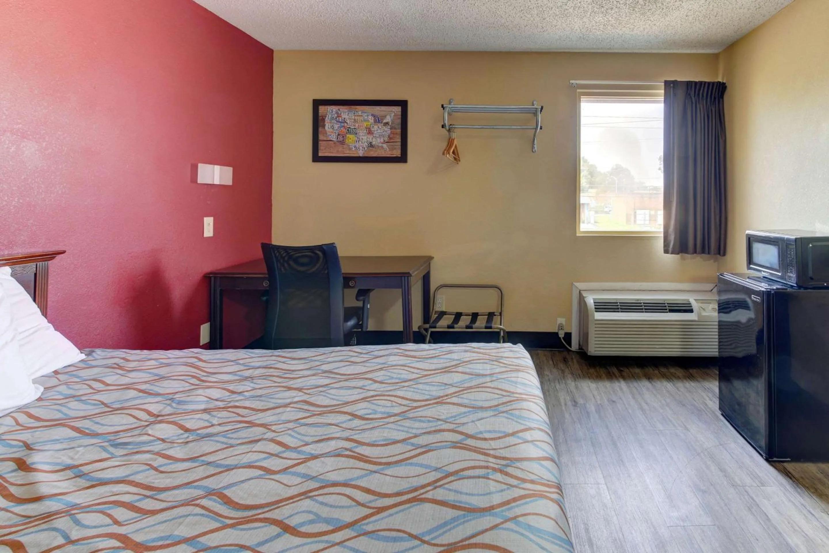 Bedroom, Bed in Econo Lodge Virginia Beach Town Center