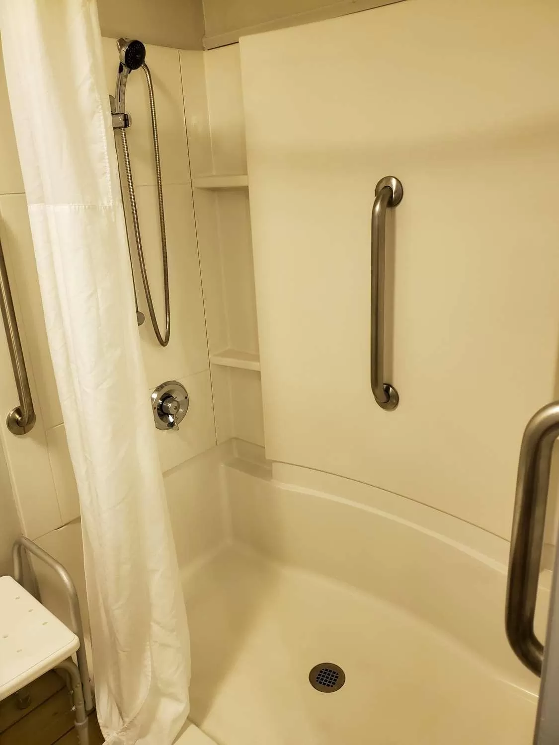 Bathroom in Best Western McMinnville Inn