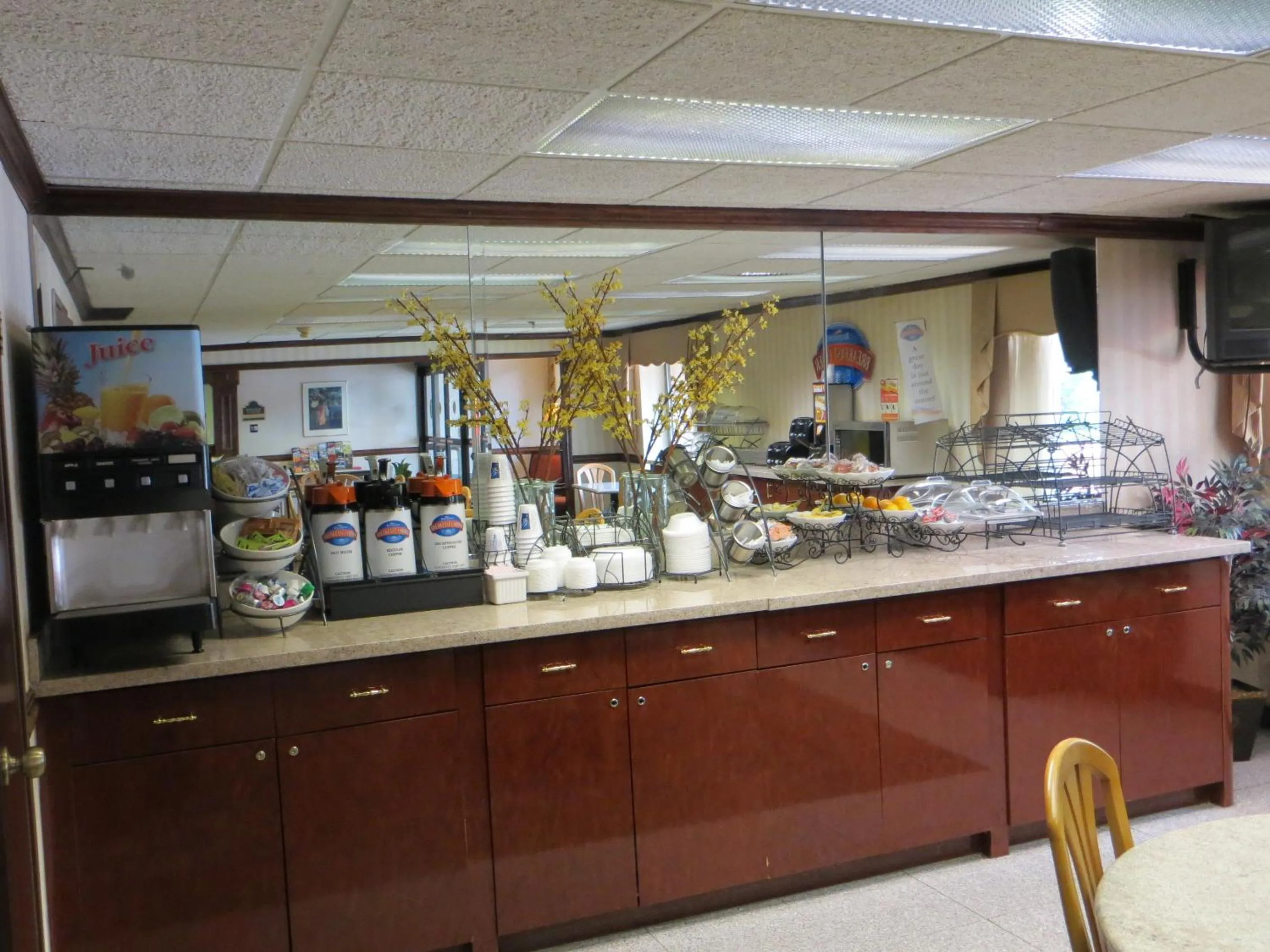 Coffee/tea facilities in Baymont by Wyndham Kalamazoo West
