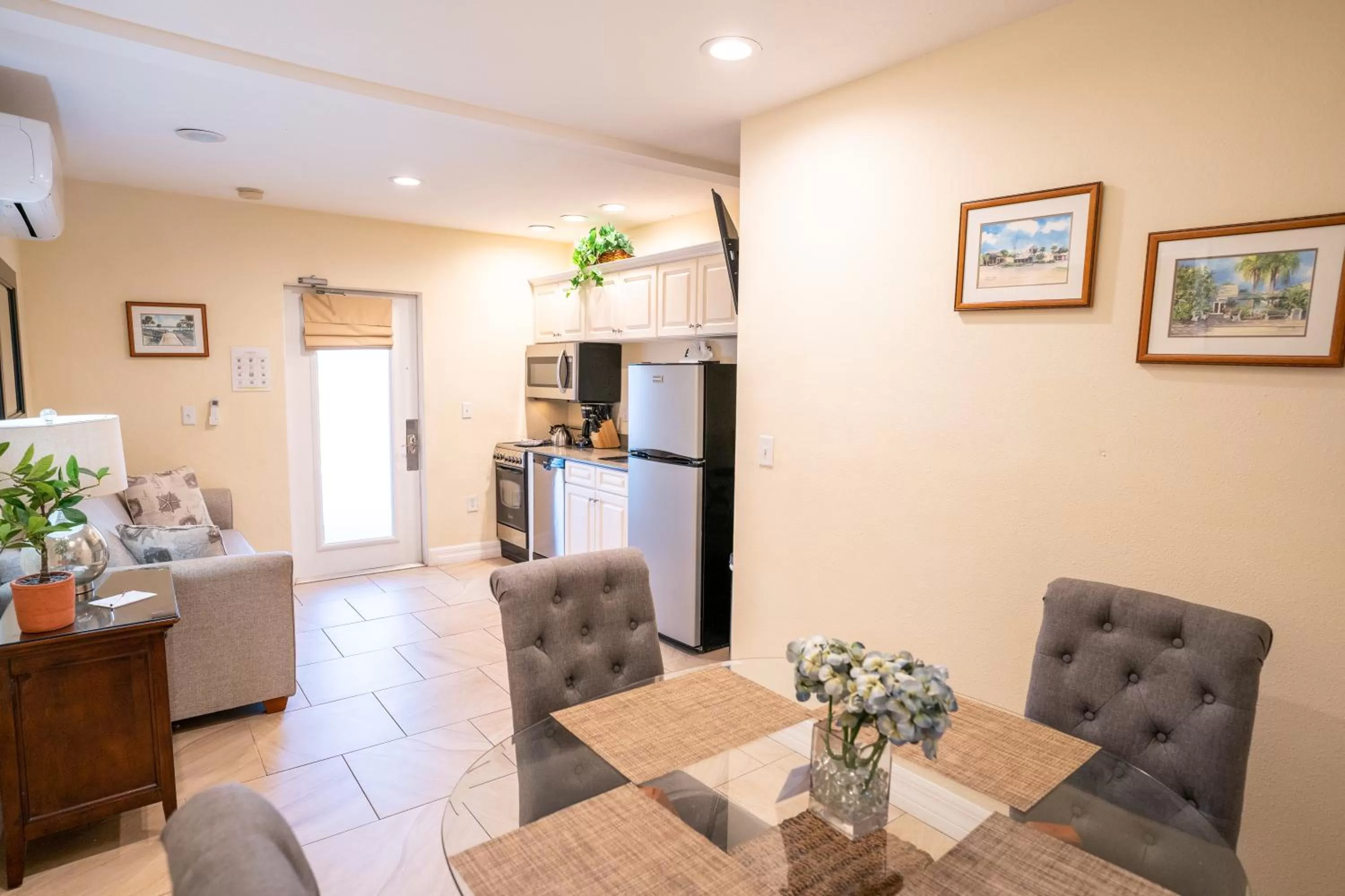 Kitchen or kitchenette in The Capri at Siesta