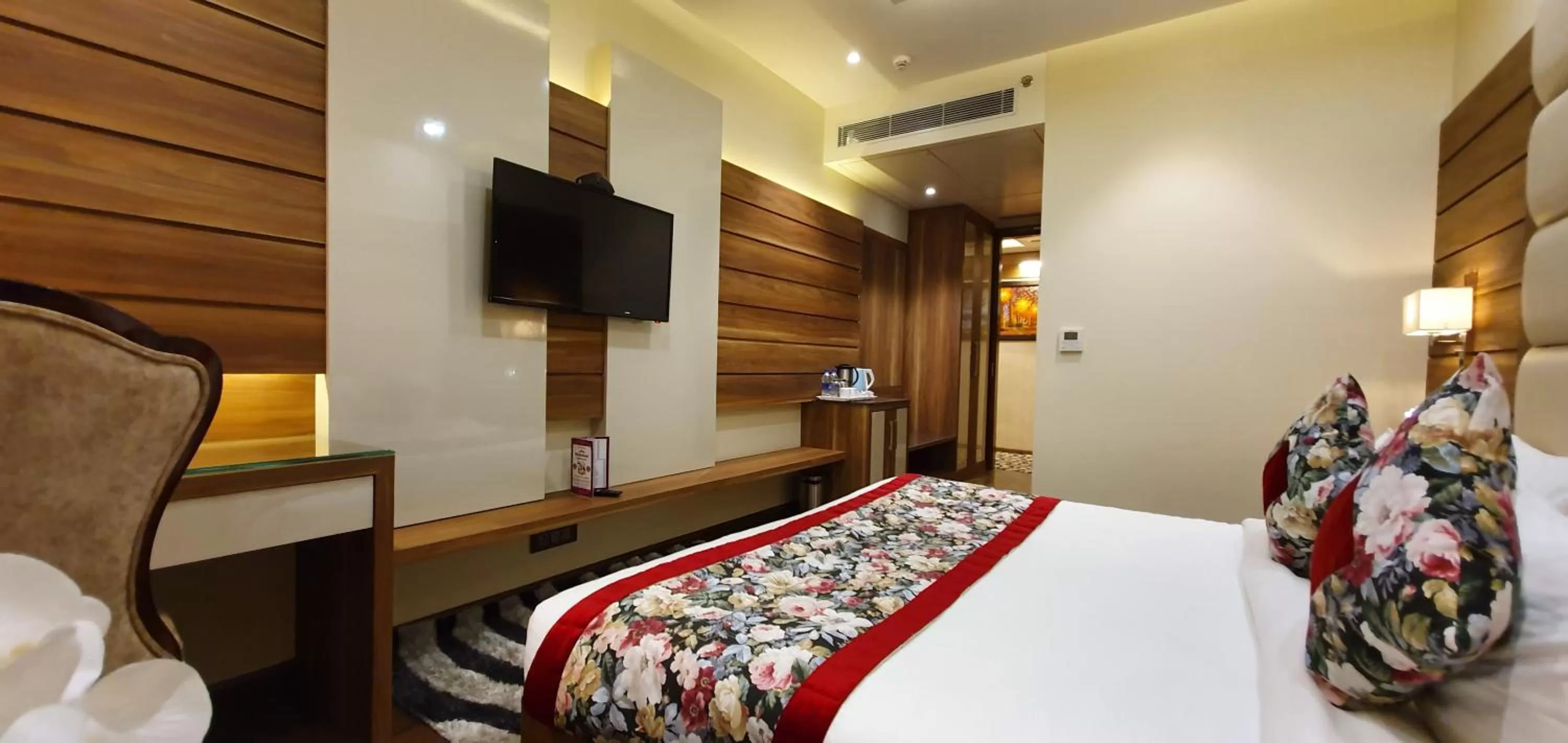 Bed in Hotel Makhan Residency