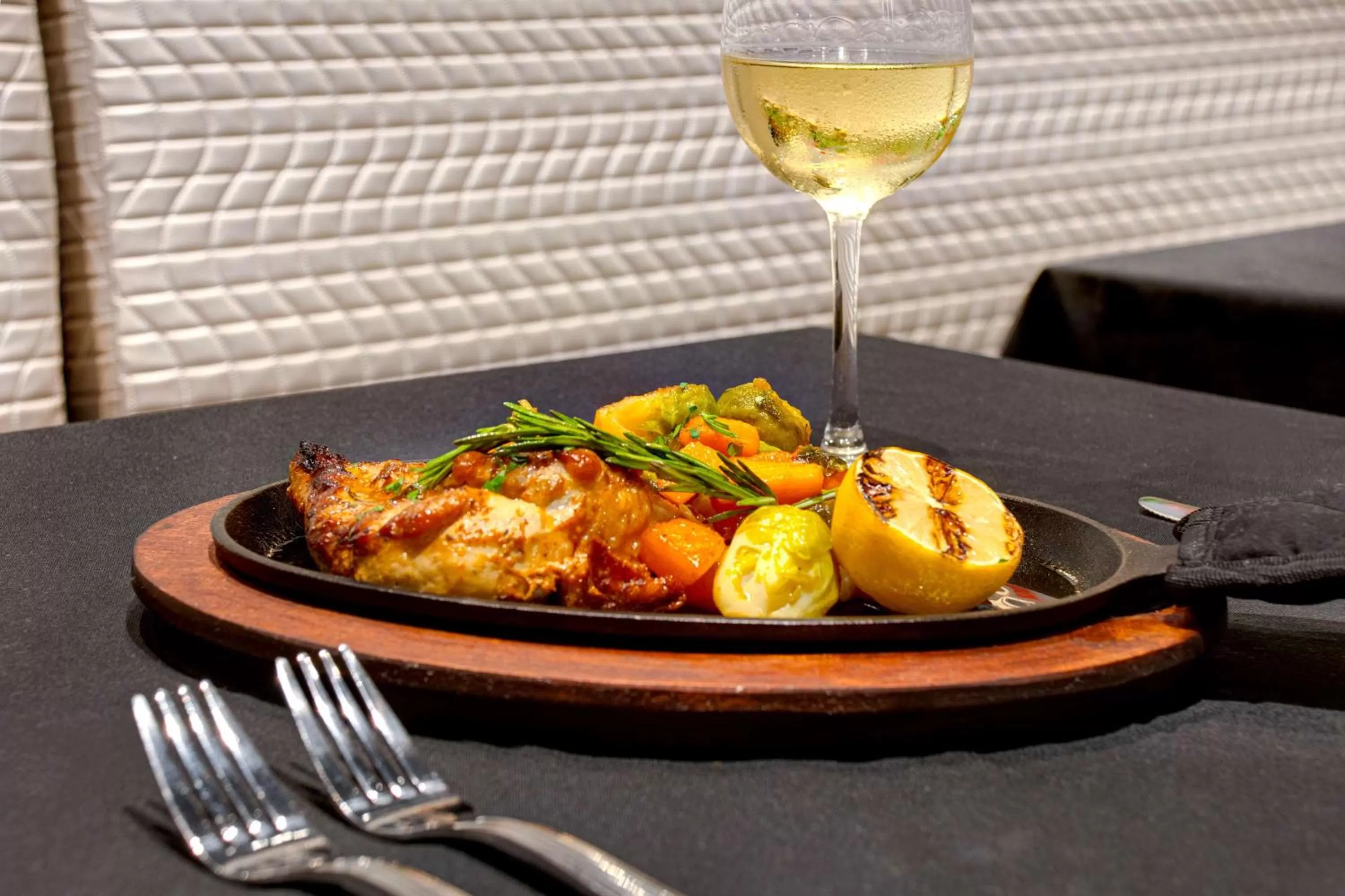 Restaurant/places to eat in Embassy Suites By Hilton Alpharetta Halcyon