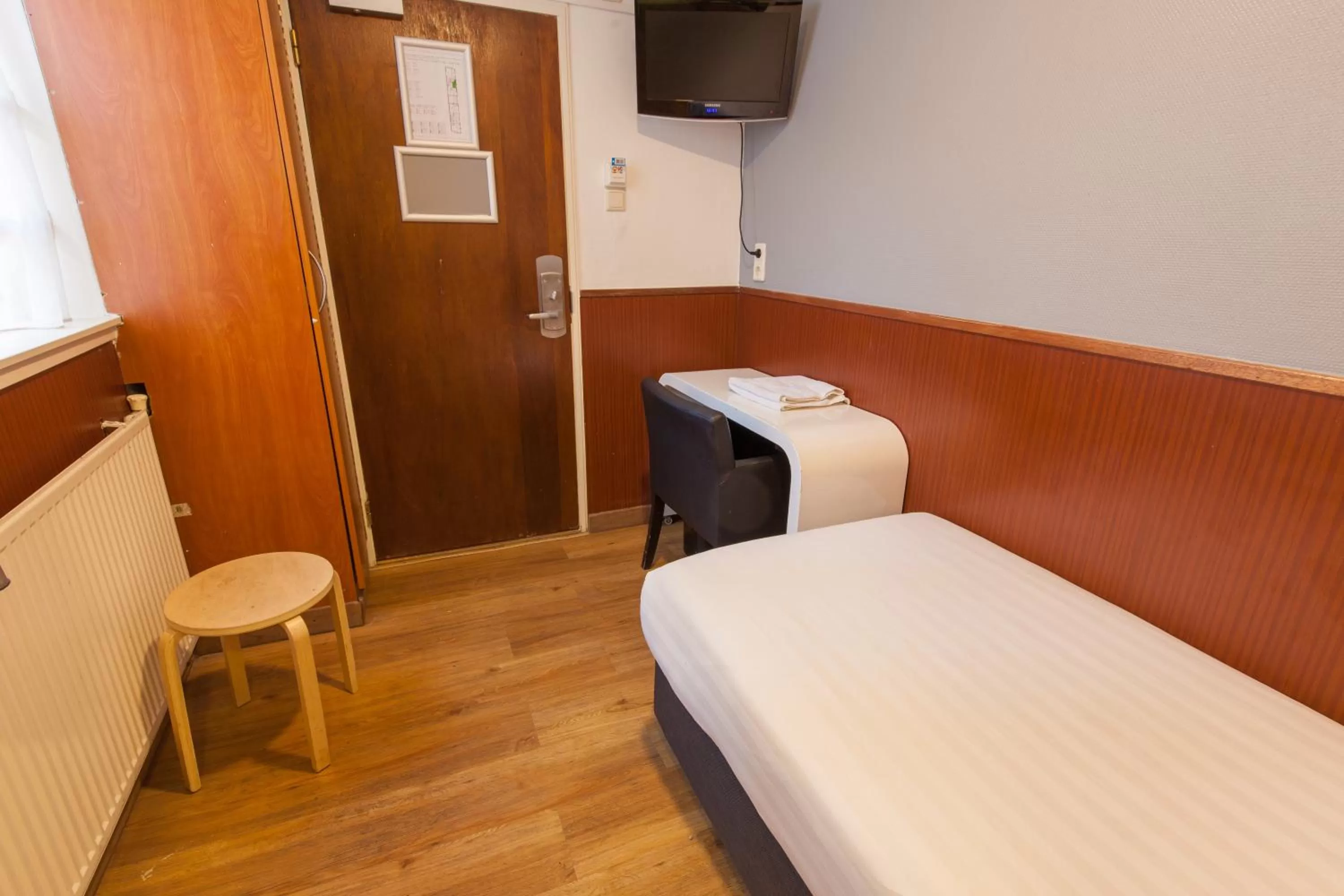 Photo of the whole room, Bed in Travel Hotel Amsterdam