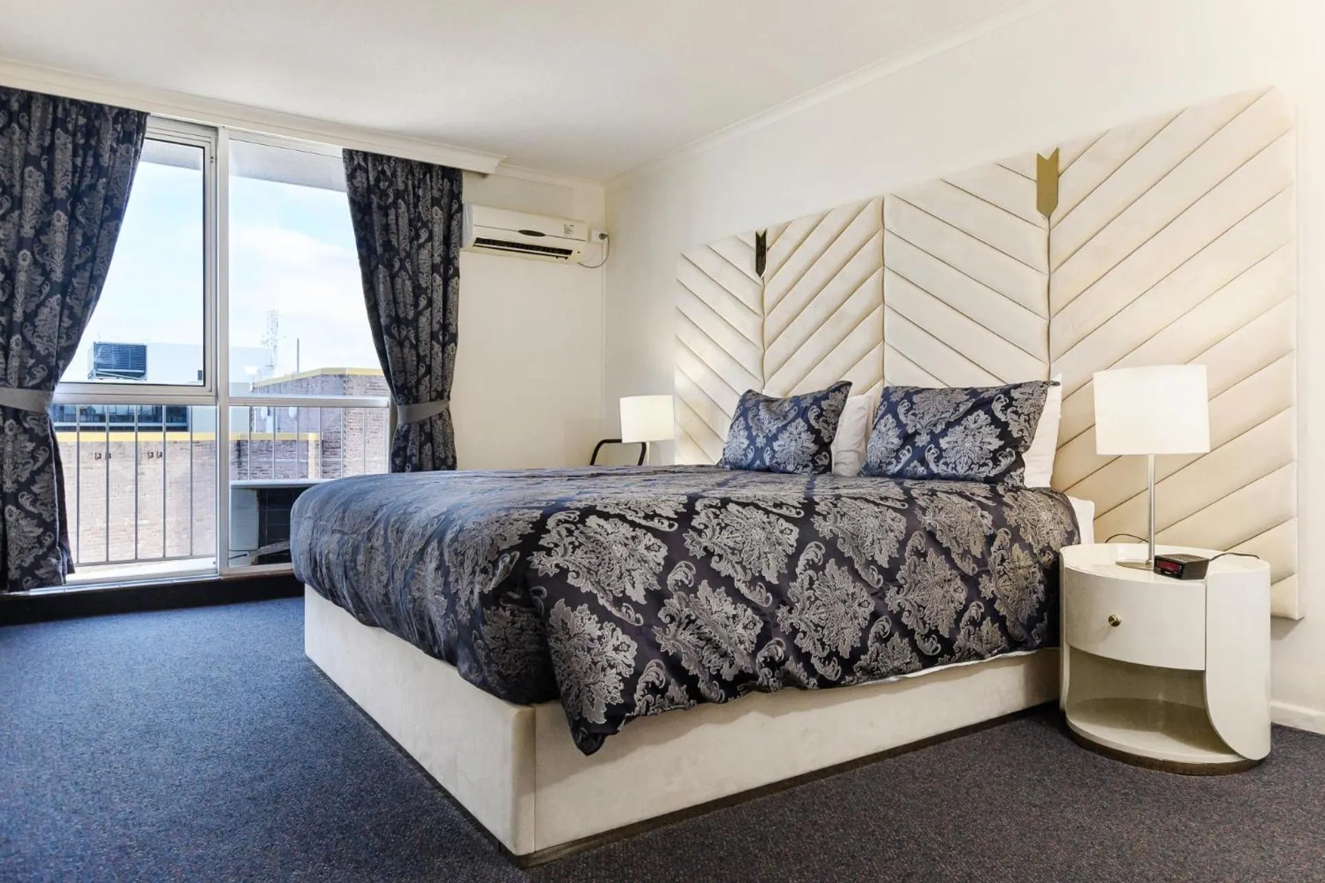 Bedroom, Bed in Metro Hotel & Apartments Gladstone