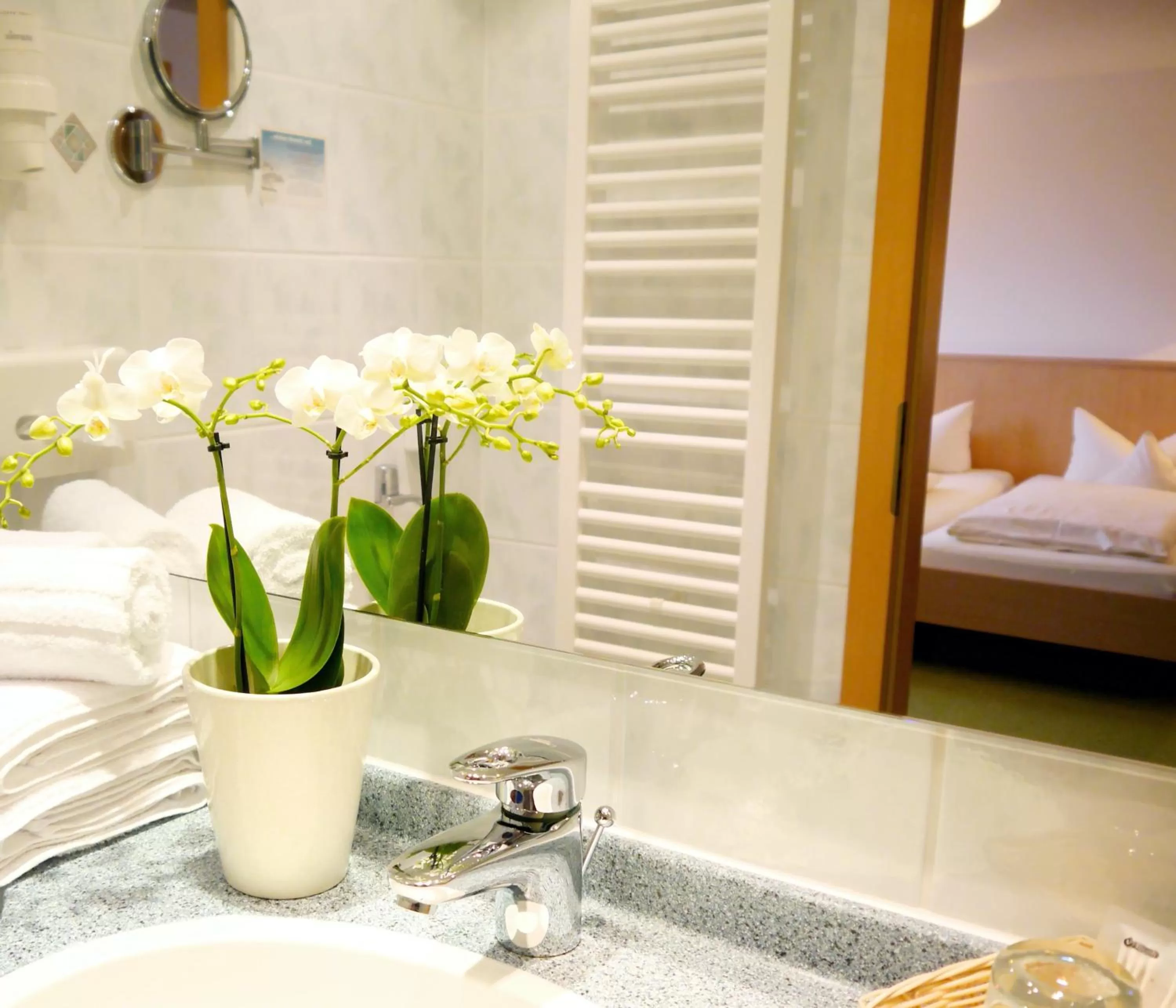 Bathroom, Bed in Berghotel Zollersteighof