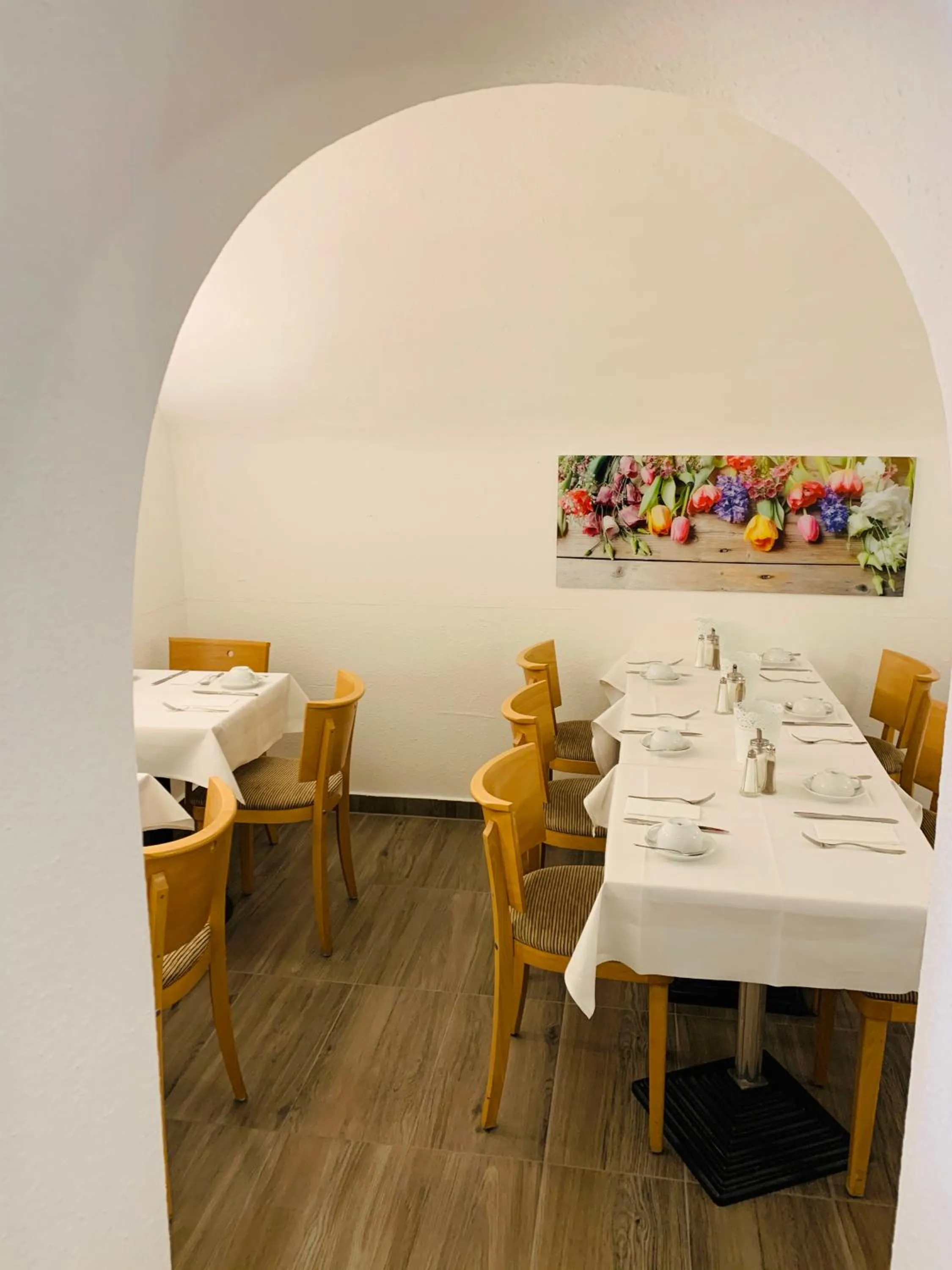 Dining area, Bed in Komfort Hotel Ludwigsburg