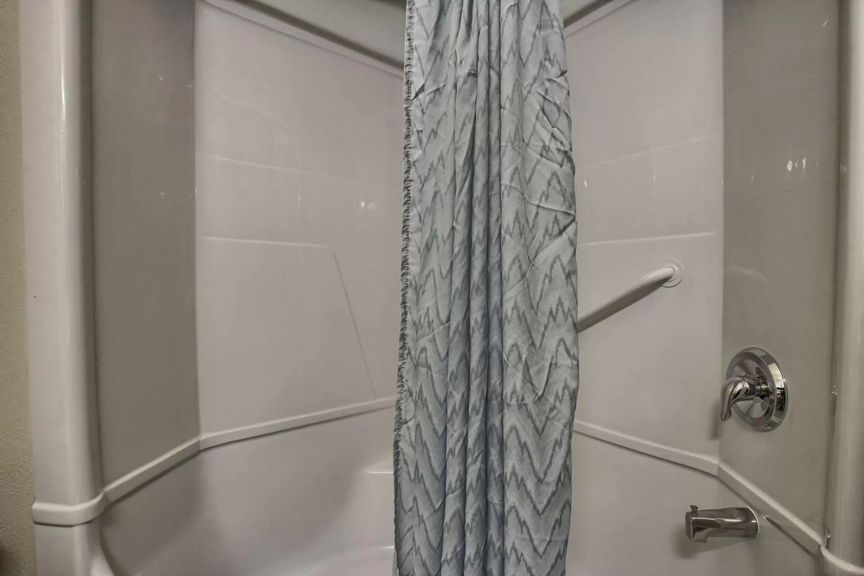 Shower in Motel 6-London, ON - Ontario