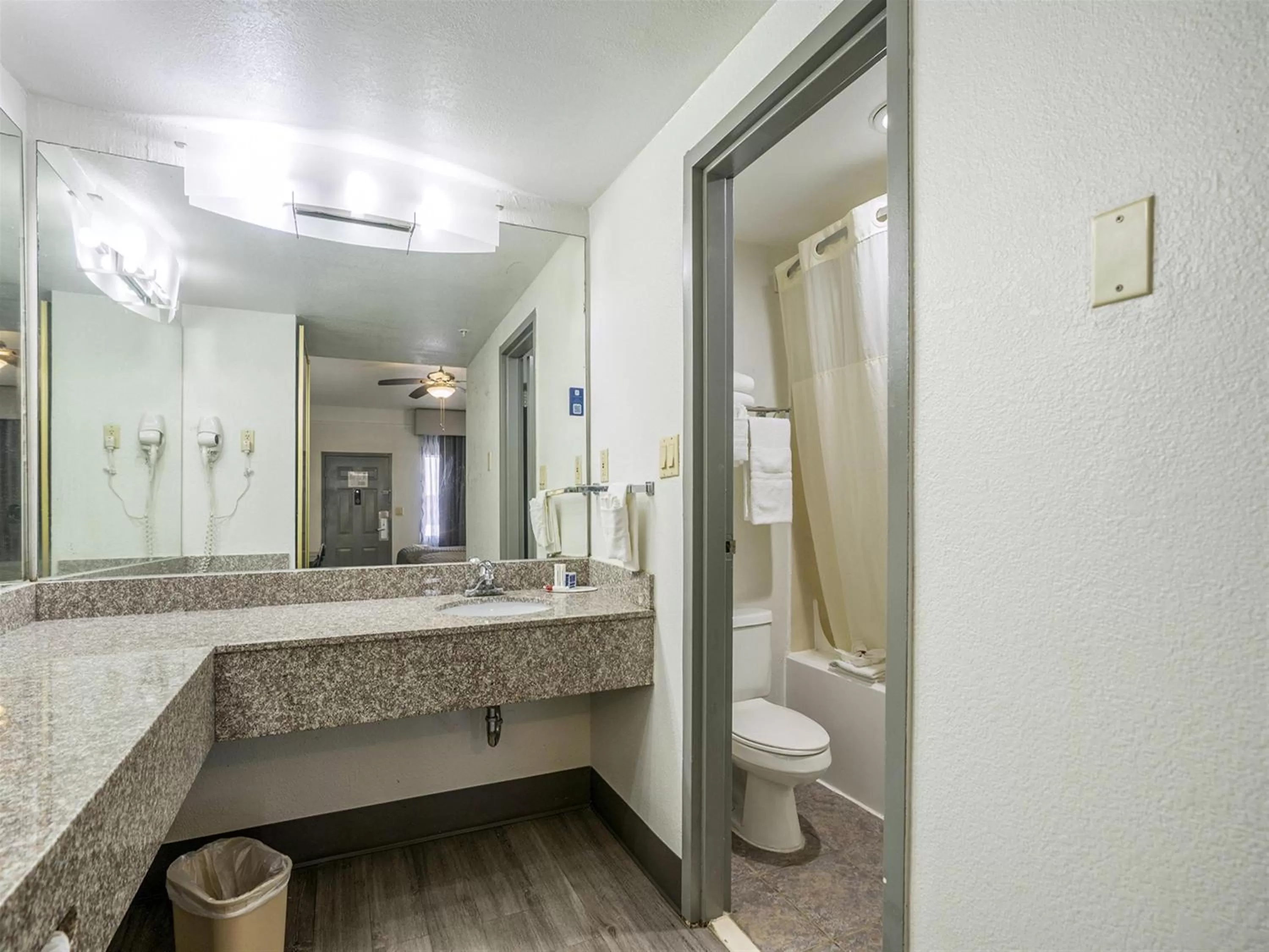 Days Inn & Suites by Wyndham Webster NASA-ClearLake-Houston