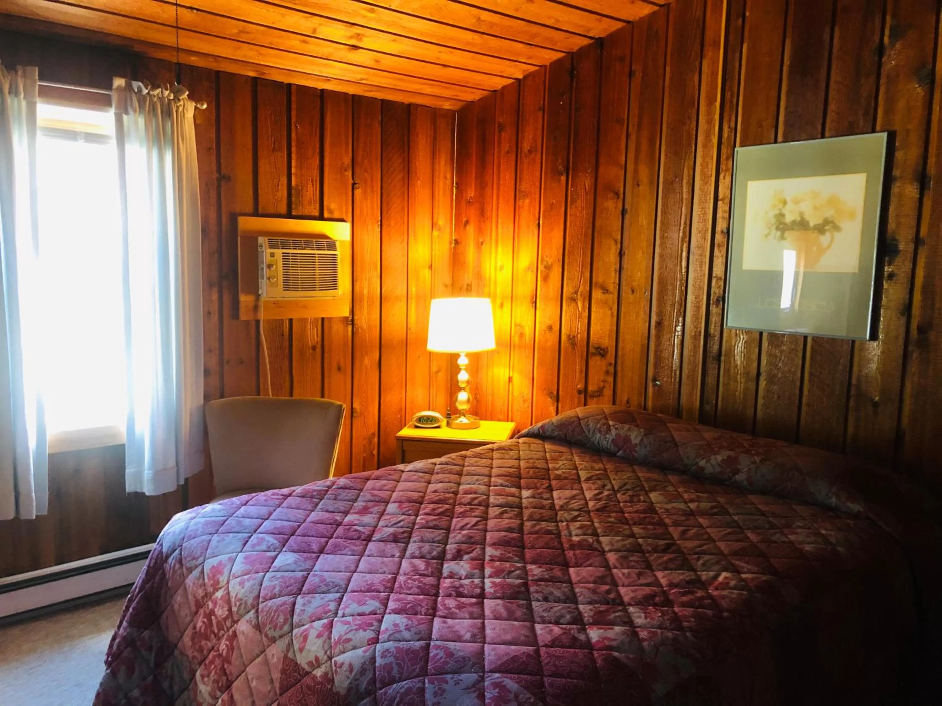 Photo of the whole room, Bed in Gray Ghost Inn