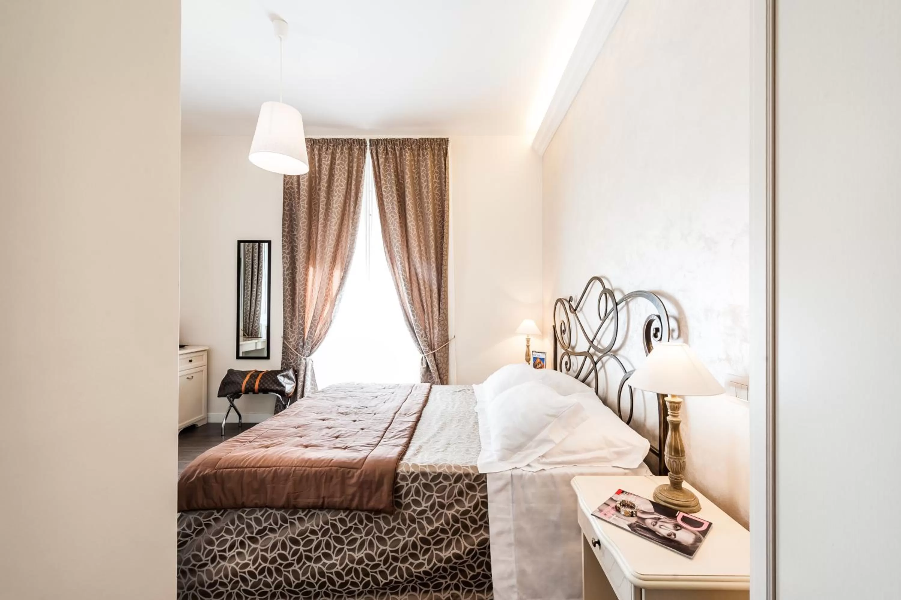 Photo of the whole room, Bed in Relais de l'Opera