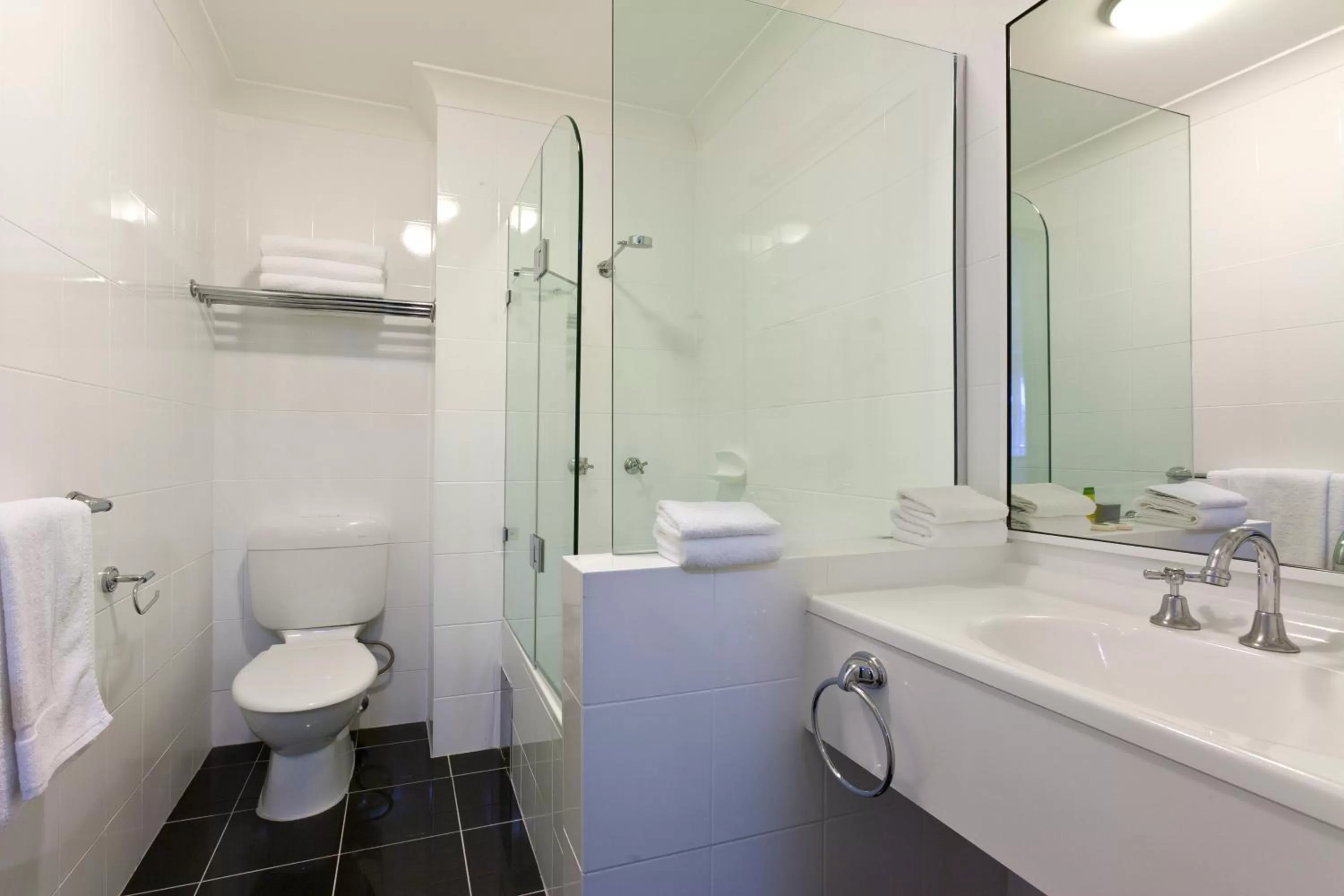 Bathroom in ibis Styles Canberra Tall Trees