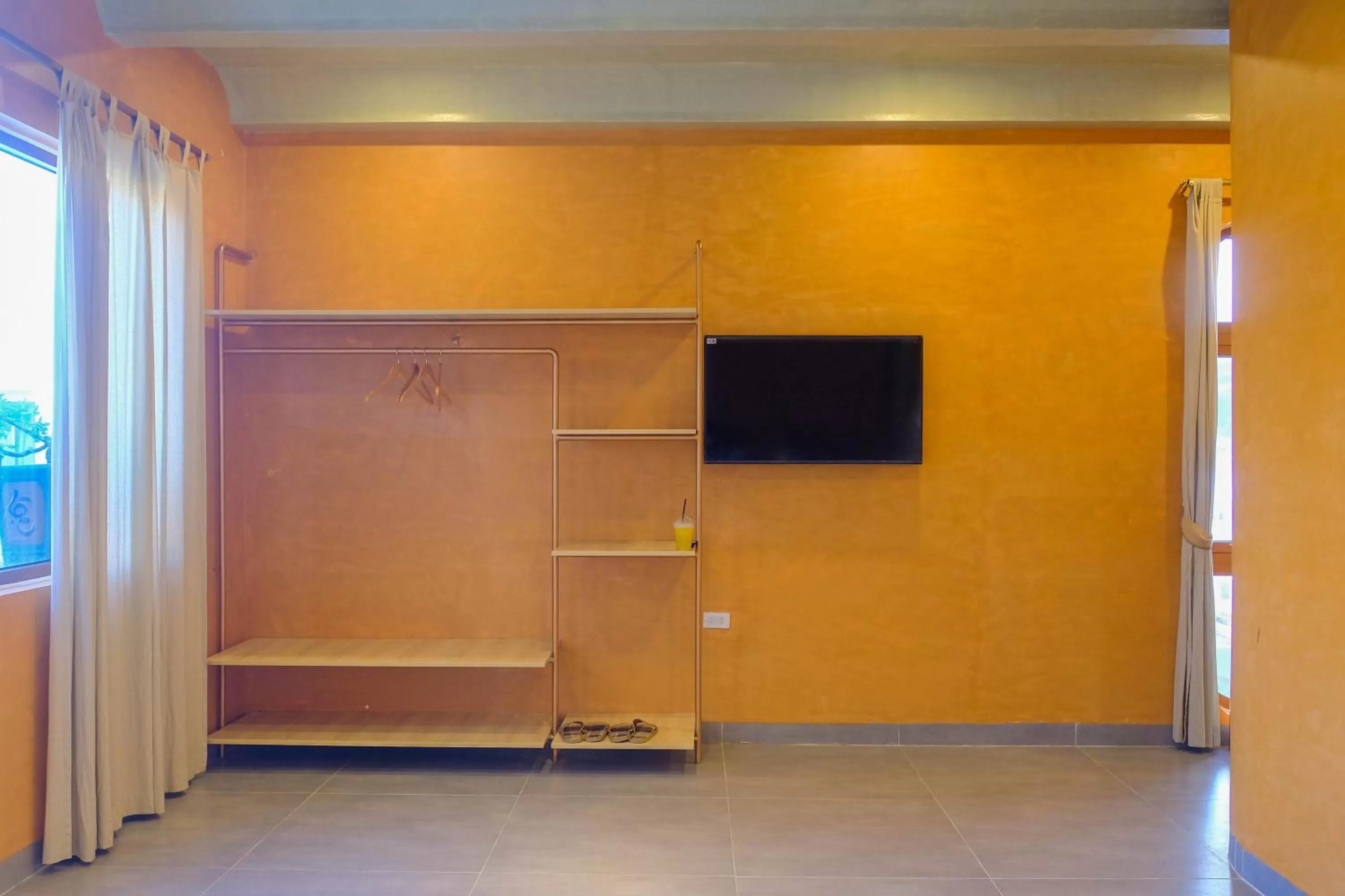 Communal lounge/ TV room, TV/Entertainment Center in Eo Gió Có Homestay