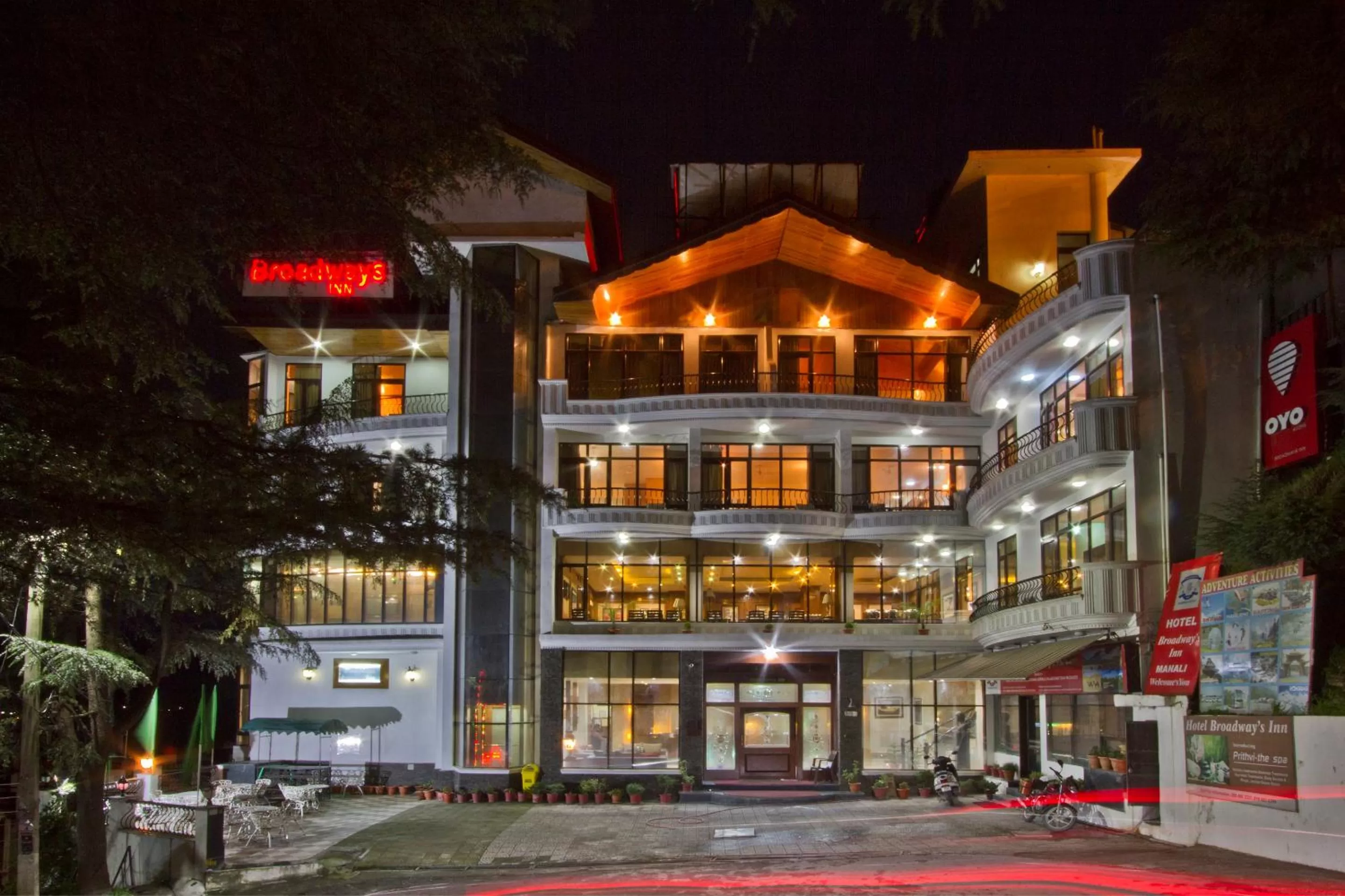 Property building in Hotel Broadways Inn