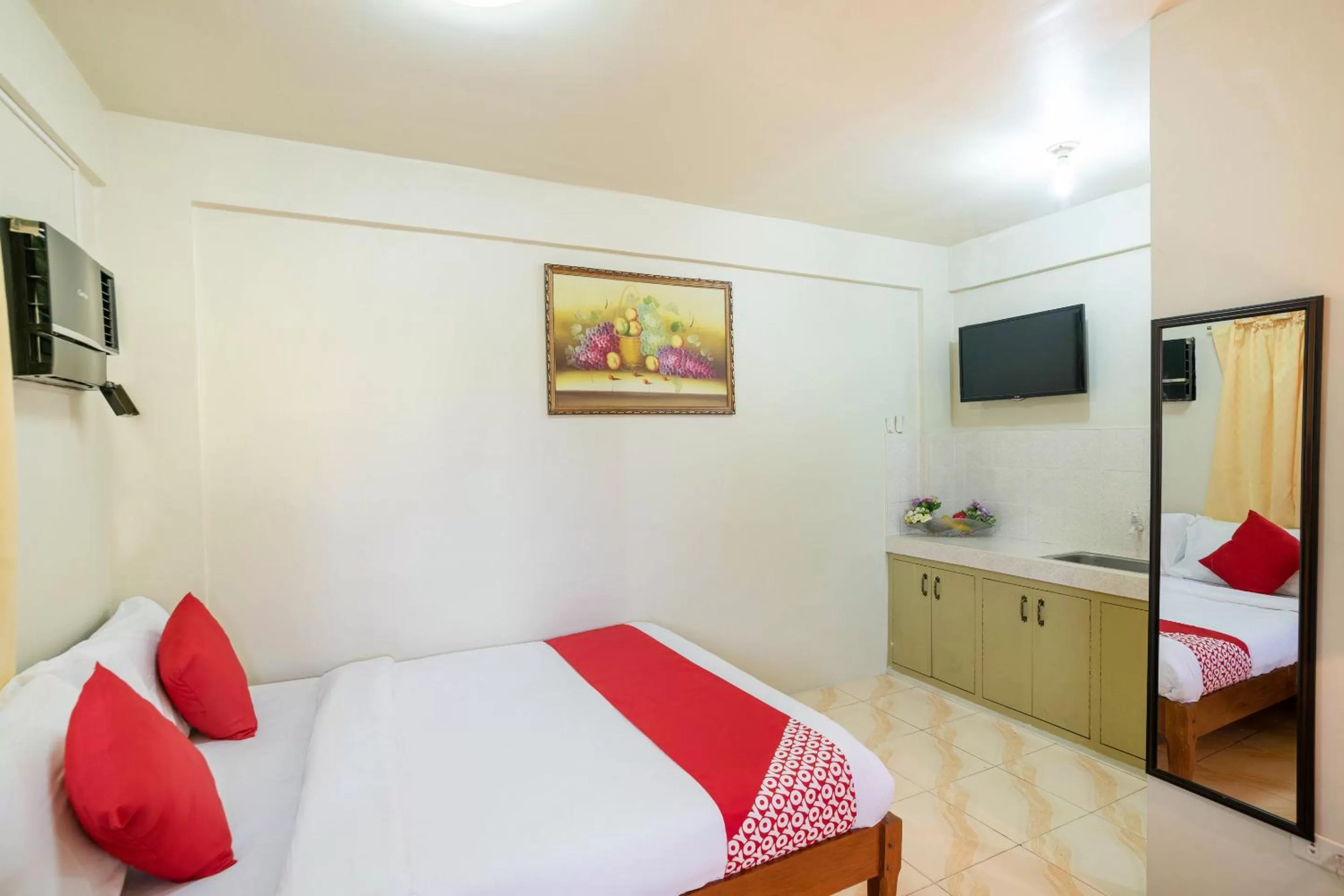 Bedroom, Bed in Conrado's Apartelle