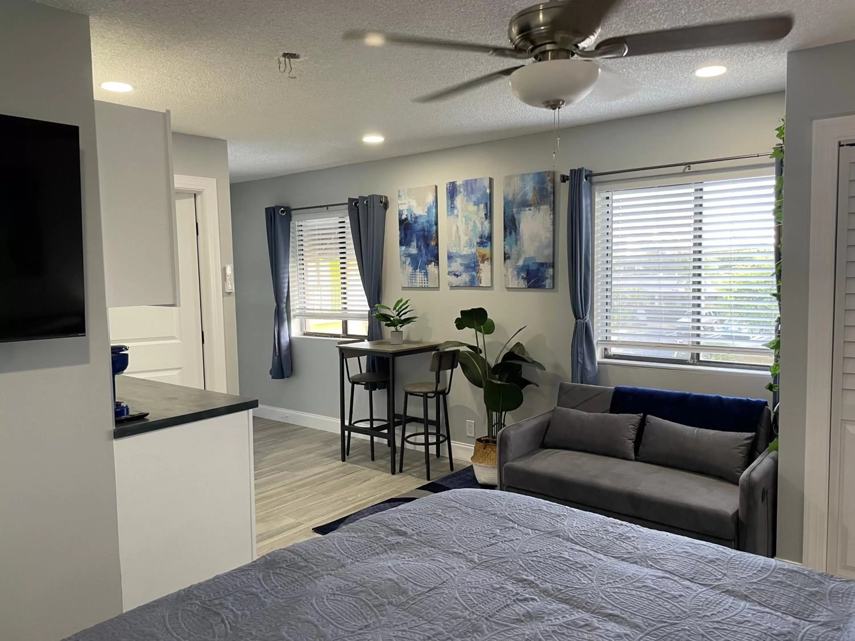 Photo of the whole room in Sunny Palms Inn