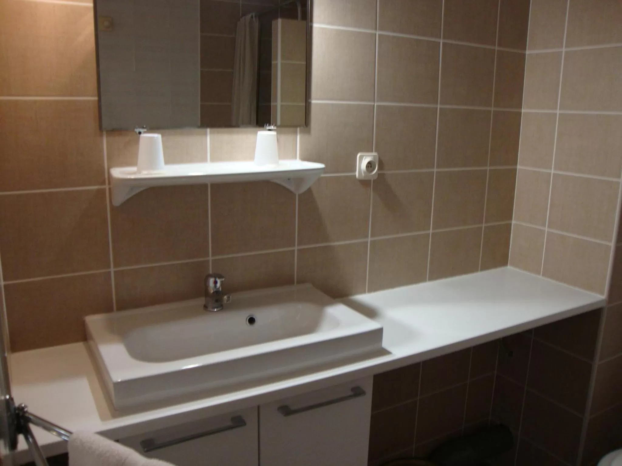 Bathroom in Hôtel Au Petit Languedoc