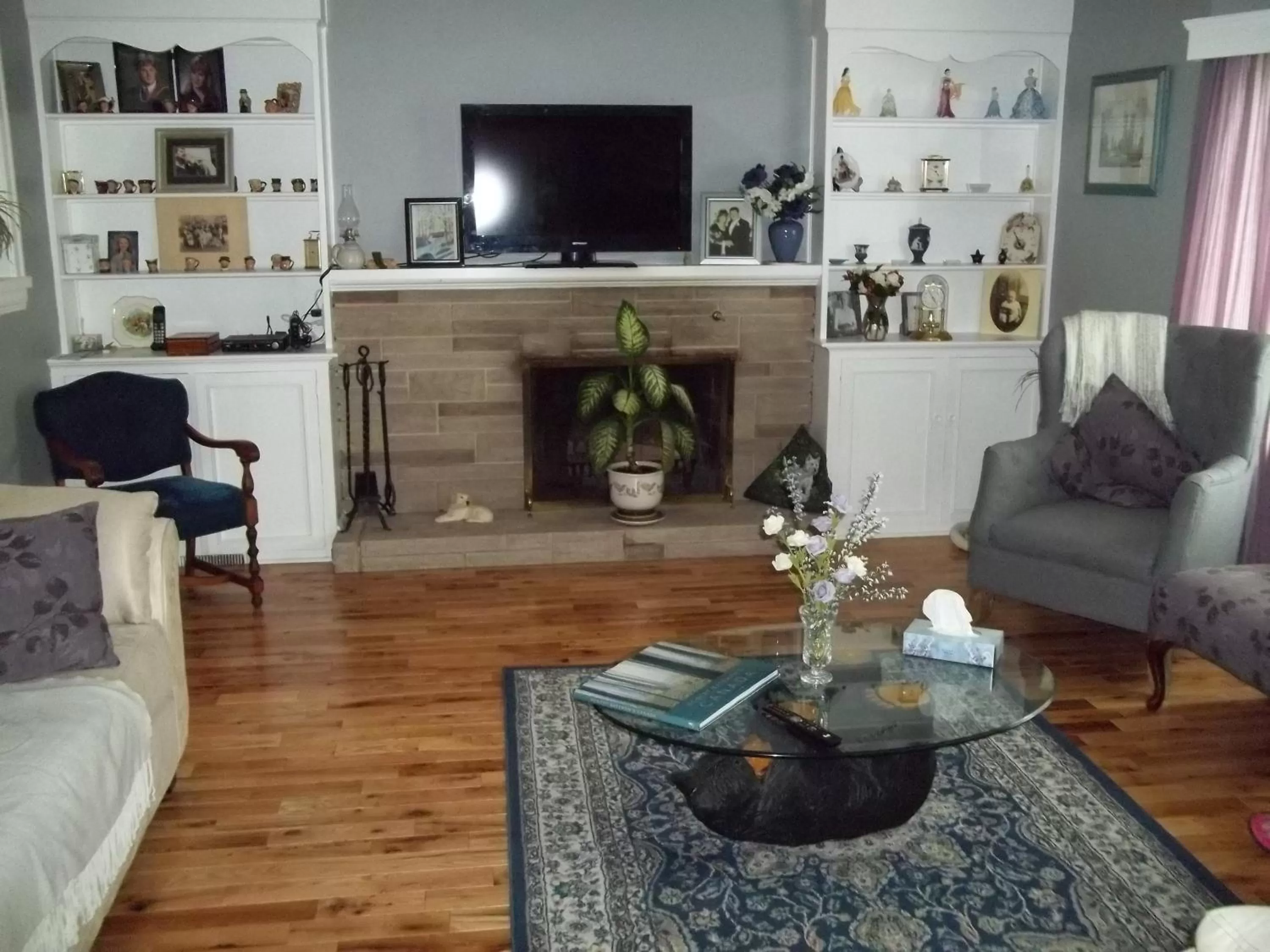 Communal lounge/ TV room, TV/Entertainment Center in Abide Within Bed & Breakfast