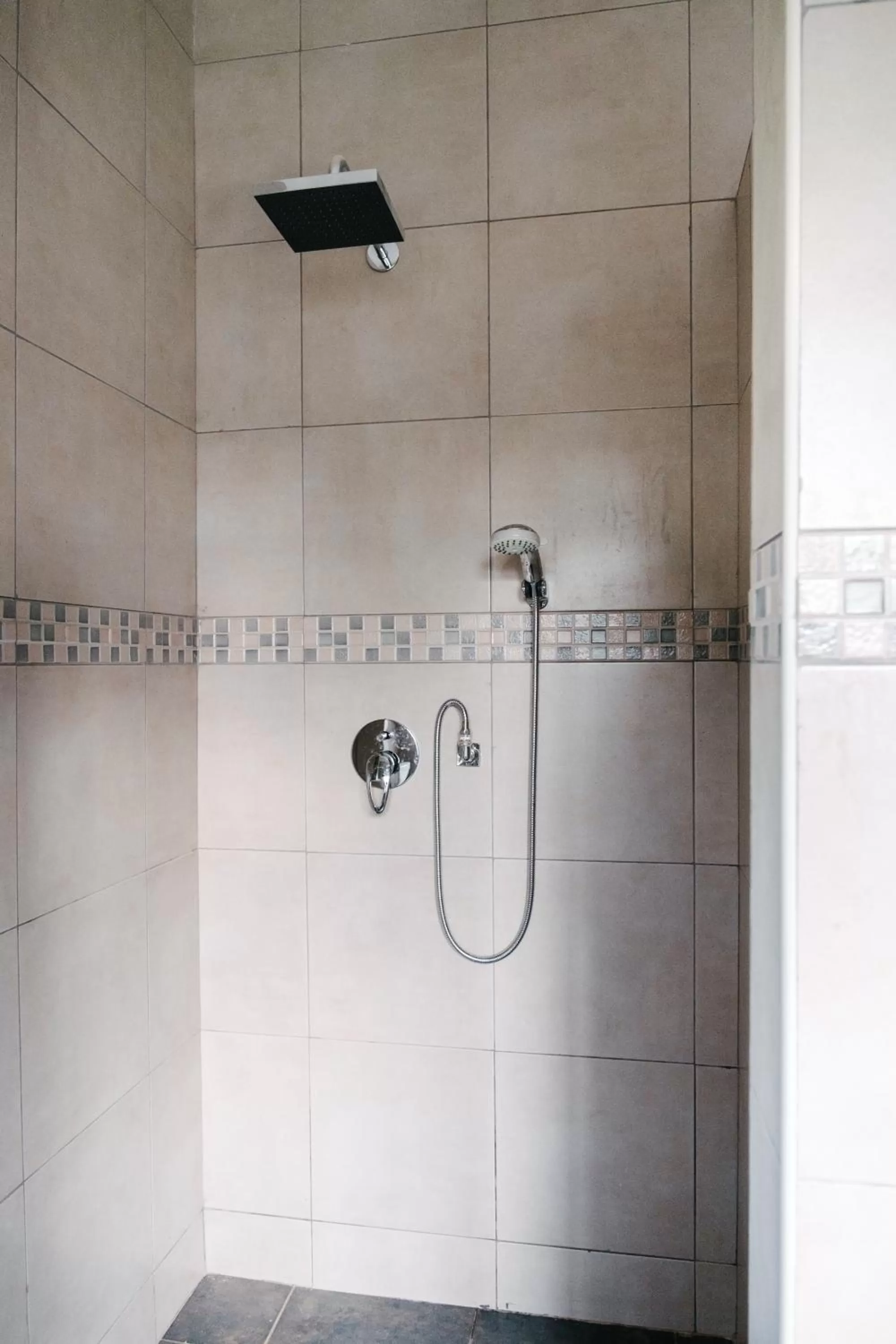 Bathroom in The Guinea Fowl